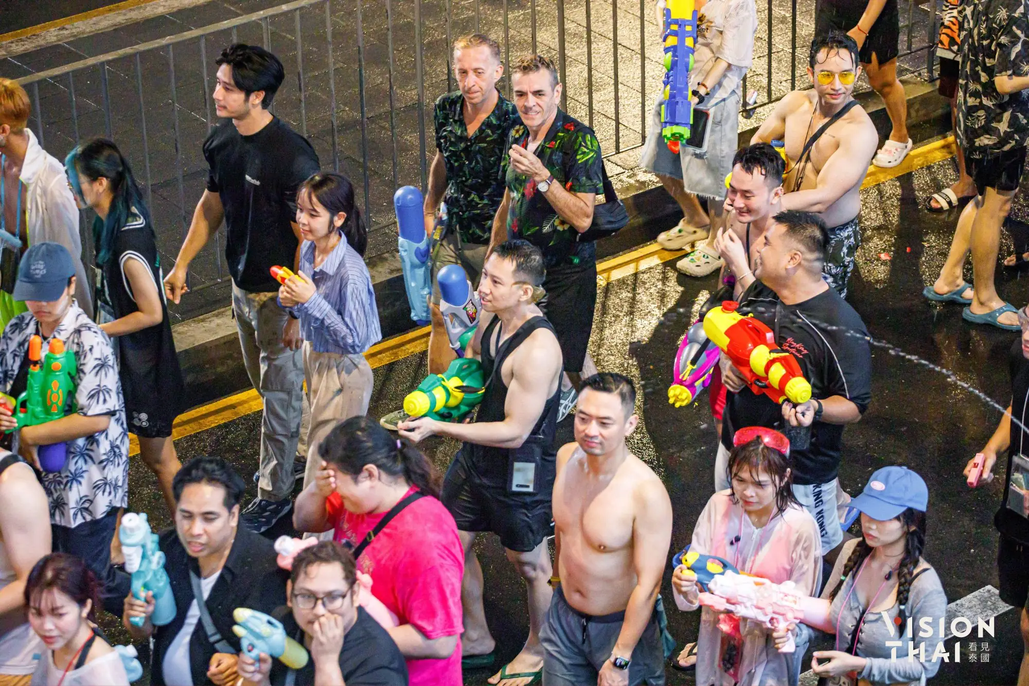 曼谷泼水节“是隆路”封路LGBTQ一级战区实况 （来源：看见泰国 Vision Thai）