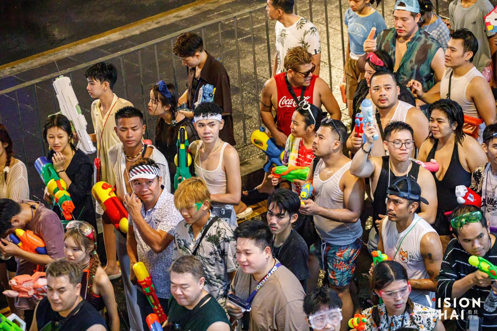 曼谷泼水节“是隆路”封路LGBTQ一级战区实况 （来源：看见泰国 Vision Thai）
