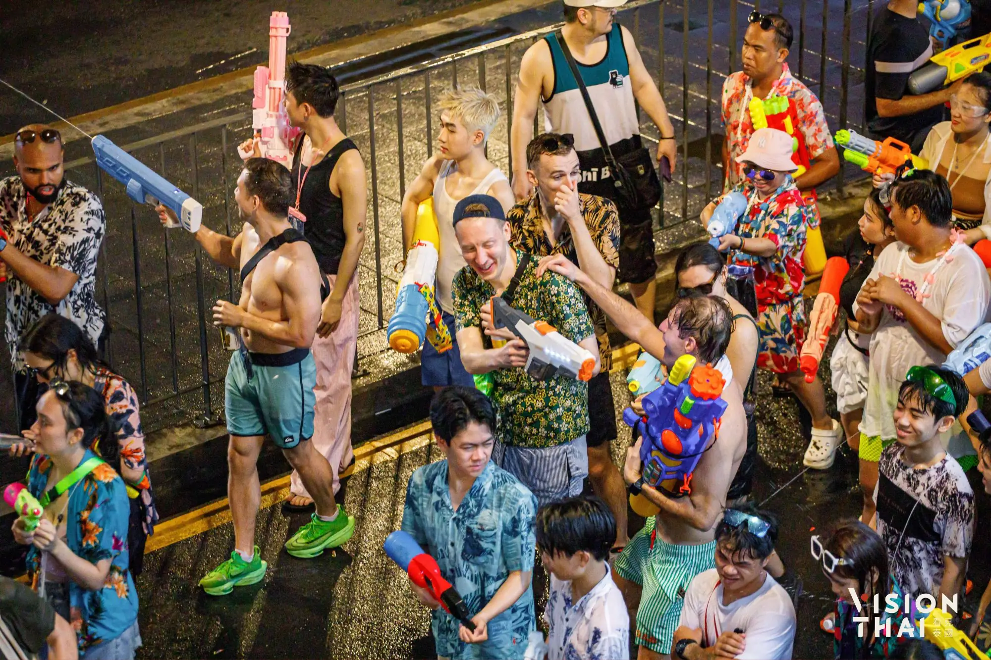 曼谷潑水節“是隆路”封路LGBTQ一級戰區實況 （來源：看見泰國 Vision Thai）