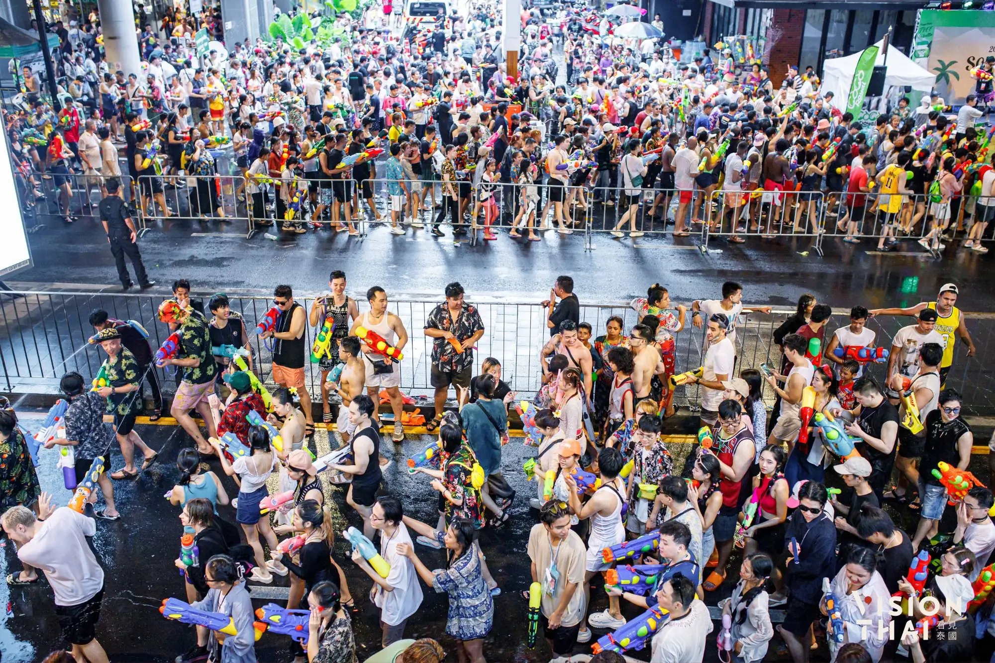 曼谷潑水節“是隆路”封路LGBTQ一級戰區實況 (多圖)
