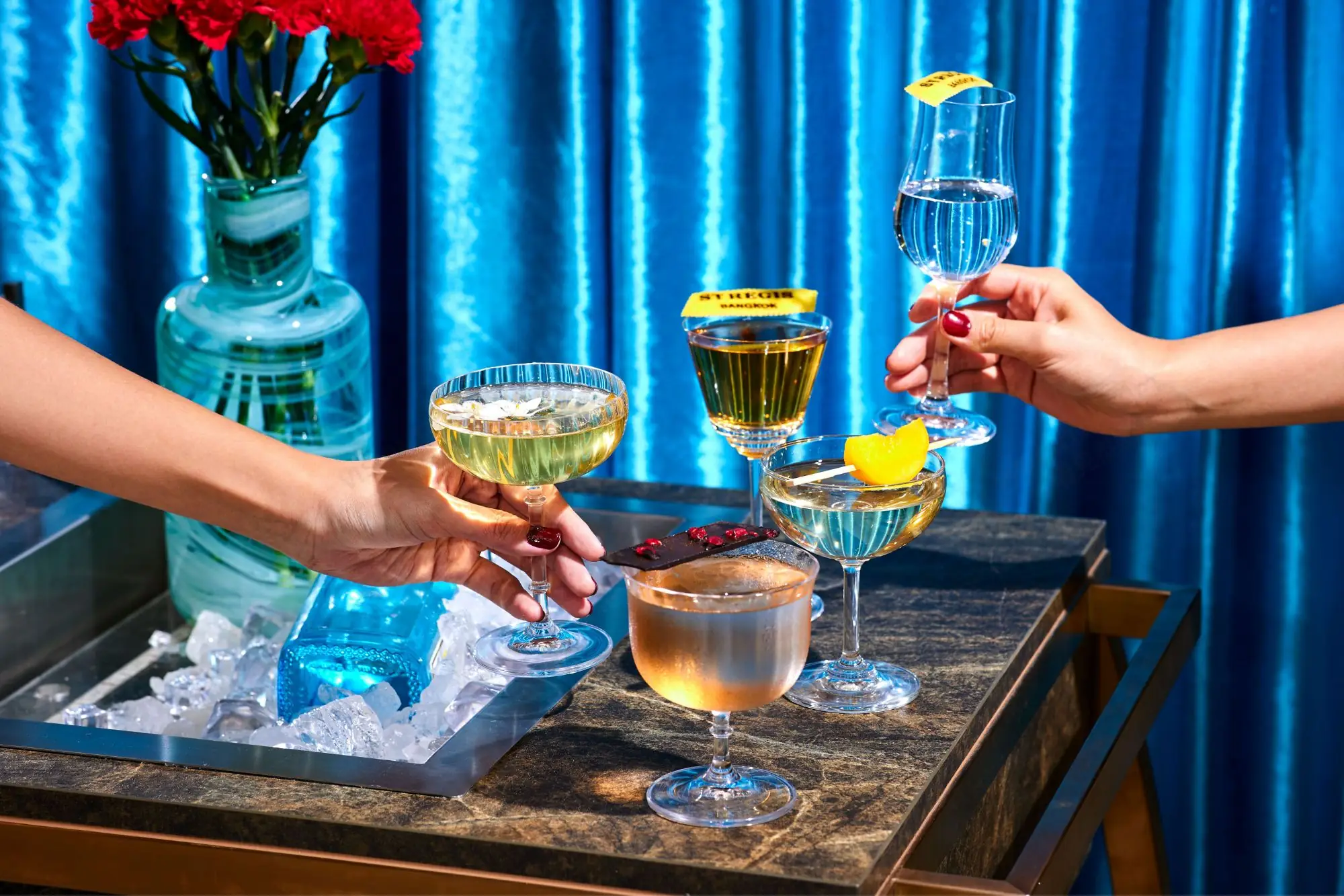 香水用喝的！曼谷瑞吉酒店攜手藍鑽琴酒、BOROM推“香水調酒”