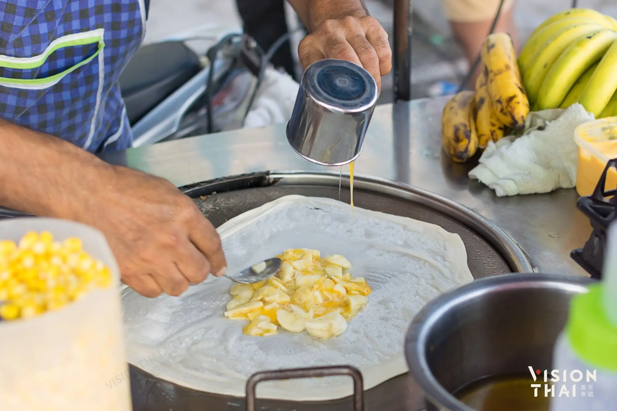 泰國路邊常看到香蕉煎餅的攤販，是許多遊客到泰國必吃的美食之一。（來源：看見泰國 Vision Thai）