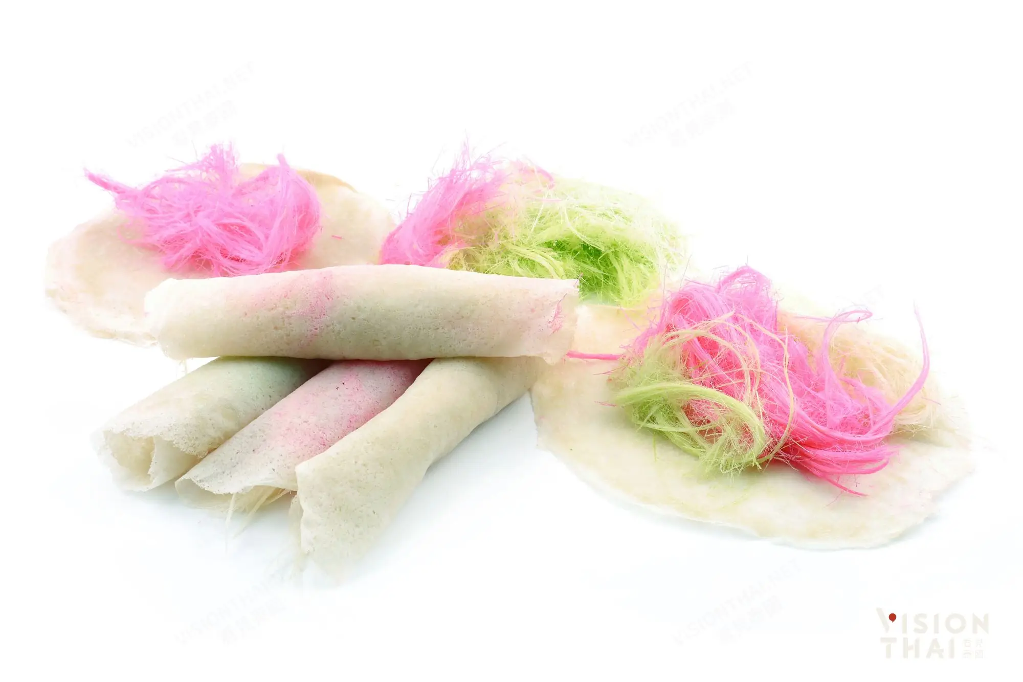 「彩色糖絲卷」是來自泰國大城府的名產，是用春捲皮包裹著各種顏色的糖絲。（來源：看見泰國 Vision Thai）