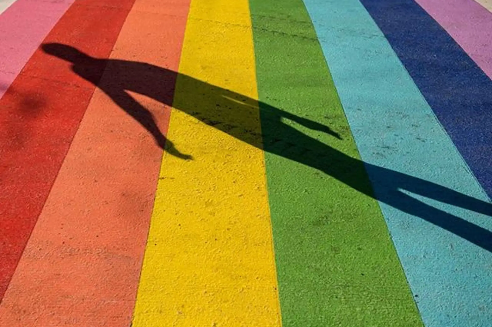 艺术家贝克创作的原创八条纹彩虹骄傲旗。（来源：Pantone）