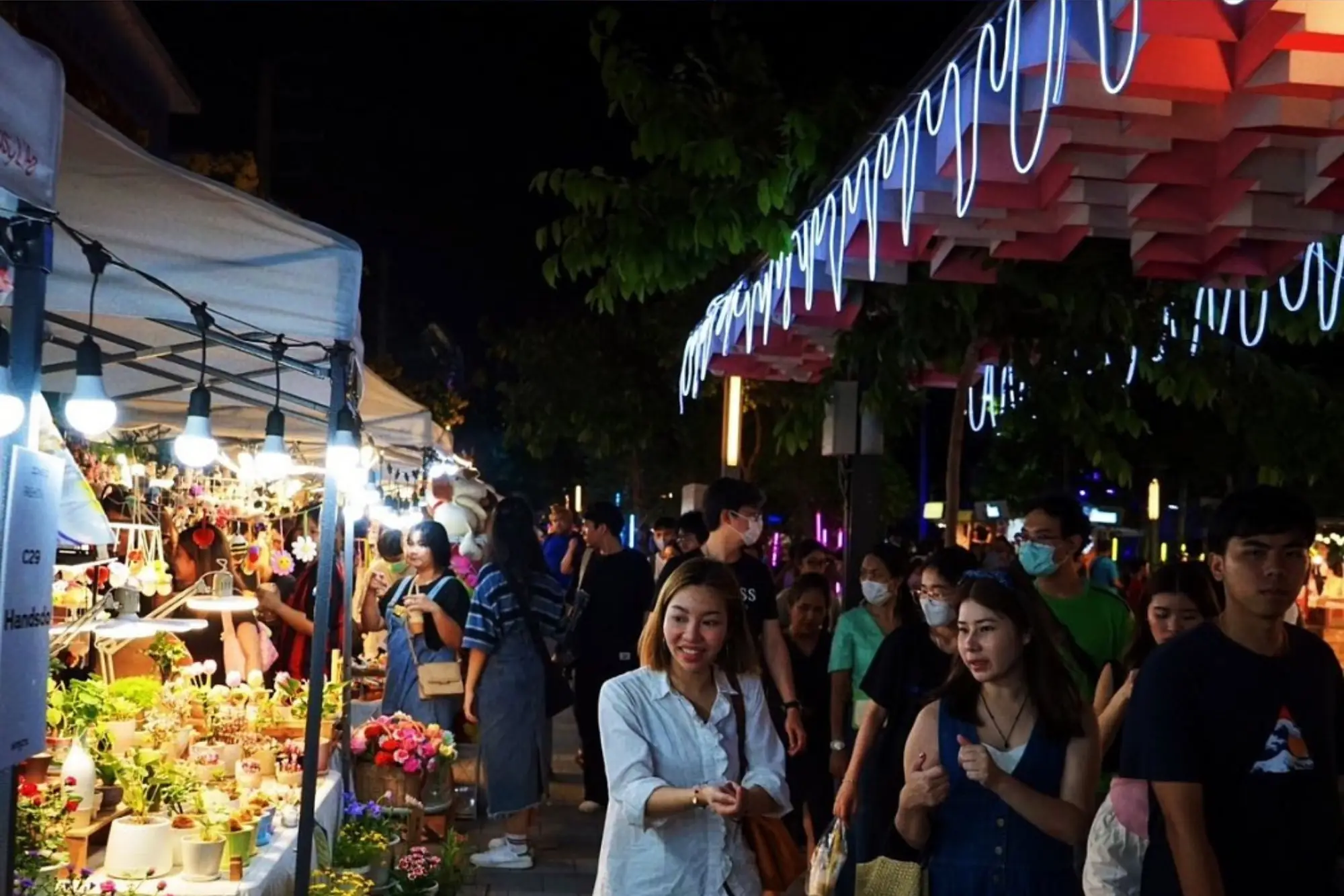 曼谷Artbox創意貨櫃市集終於回歸，集結超多人氣美食、流行服飾、手工藝品。（來源：官方社群）