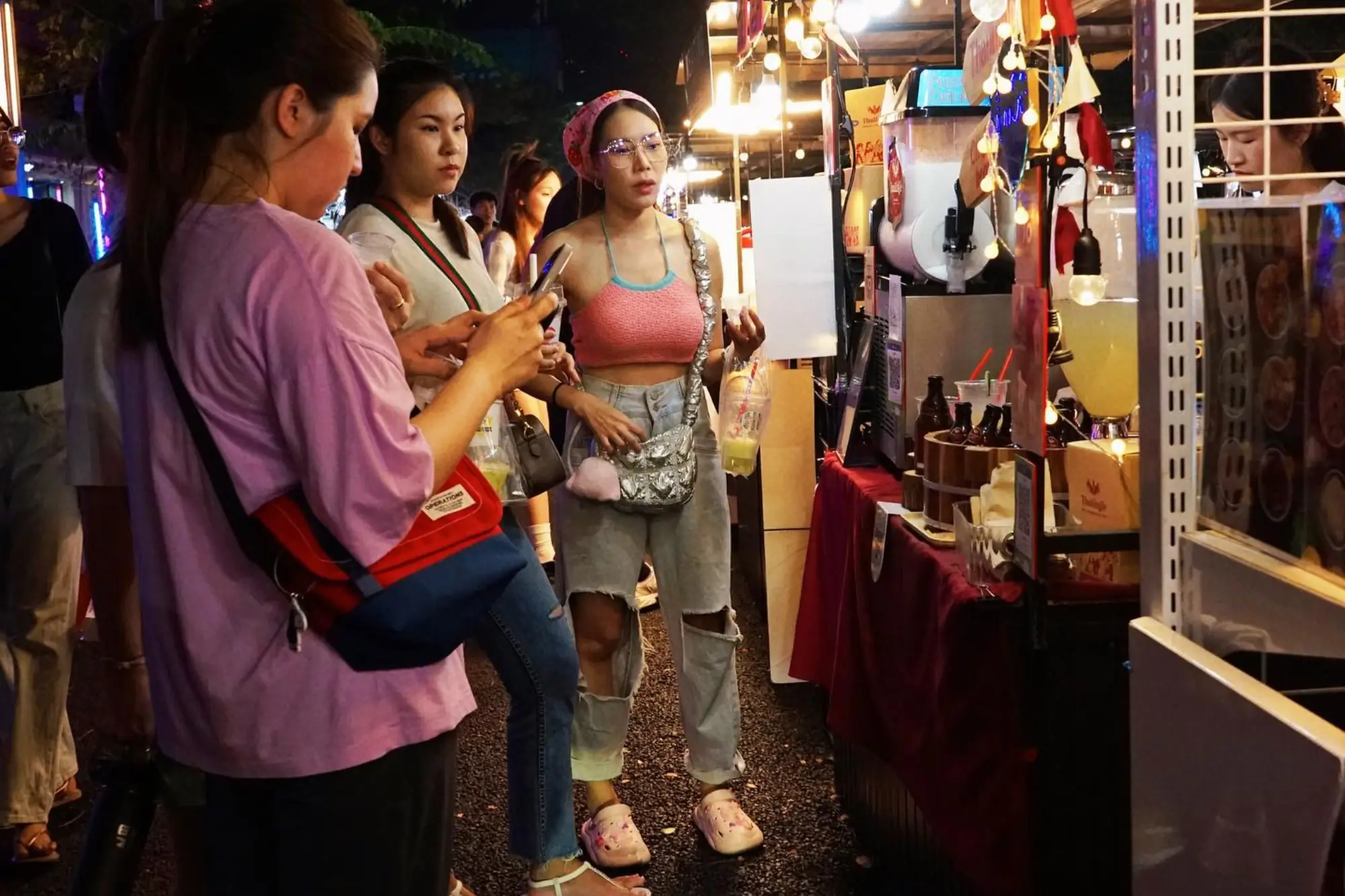 曼谷Artbox創意貨櫃市集終於回歸，集結超多人氣美食、流行服飾、手工藝品。（來源：官方社群）