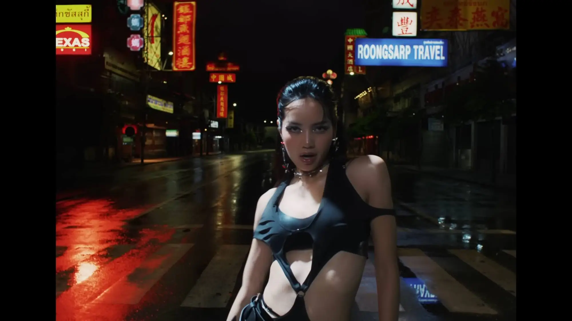 Lisa新歌《Rockstar》MV取景曼谷耀华力路（来源：MV截图）