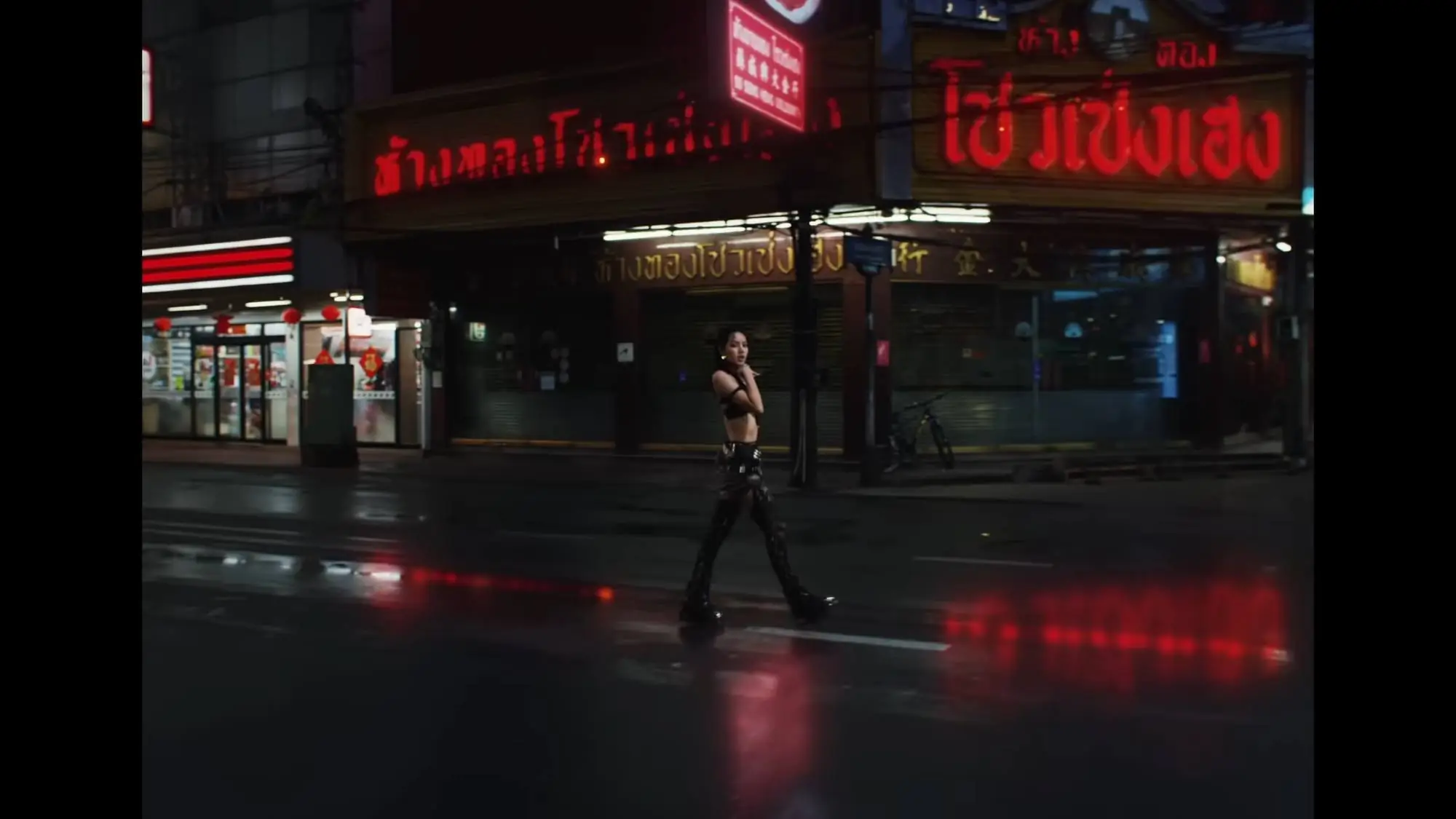 Lisa新歌《Rockstar》MV取景曼谷耀華力路（來源：MV截圖）