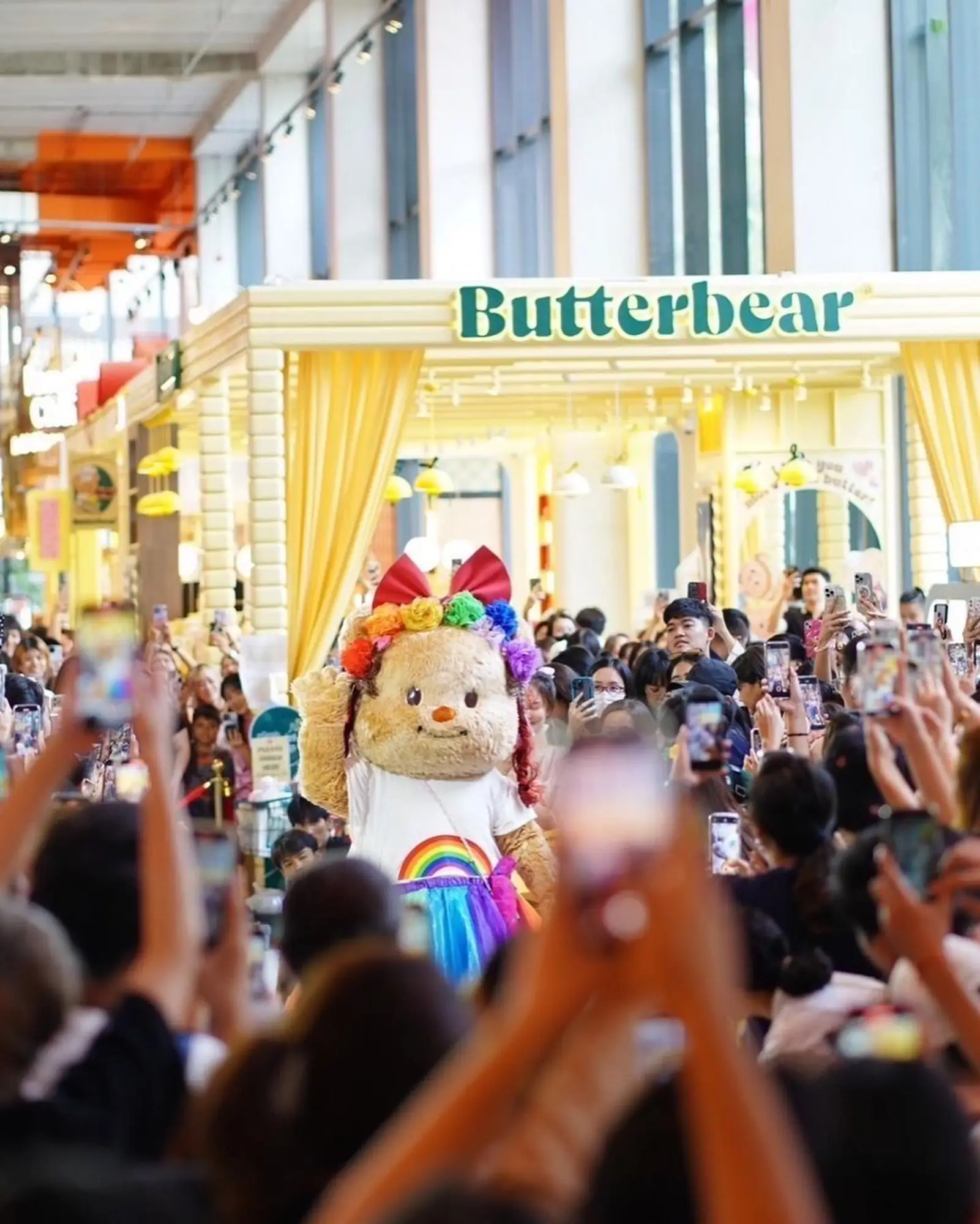 每周六日泰国黄油小熊会在曼谷Emsphere分店前举办粉丝见面会（图片来源：IG）