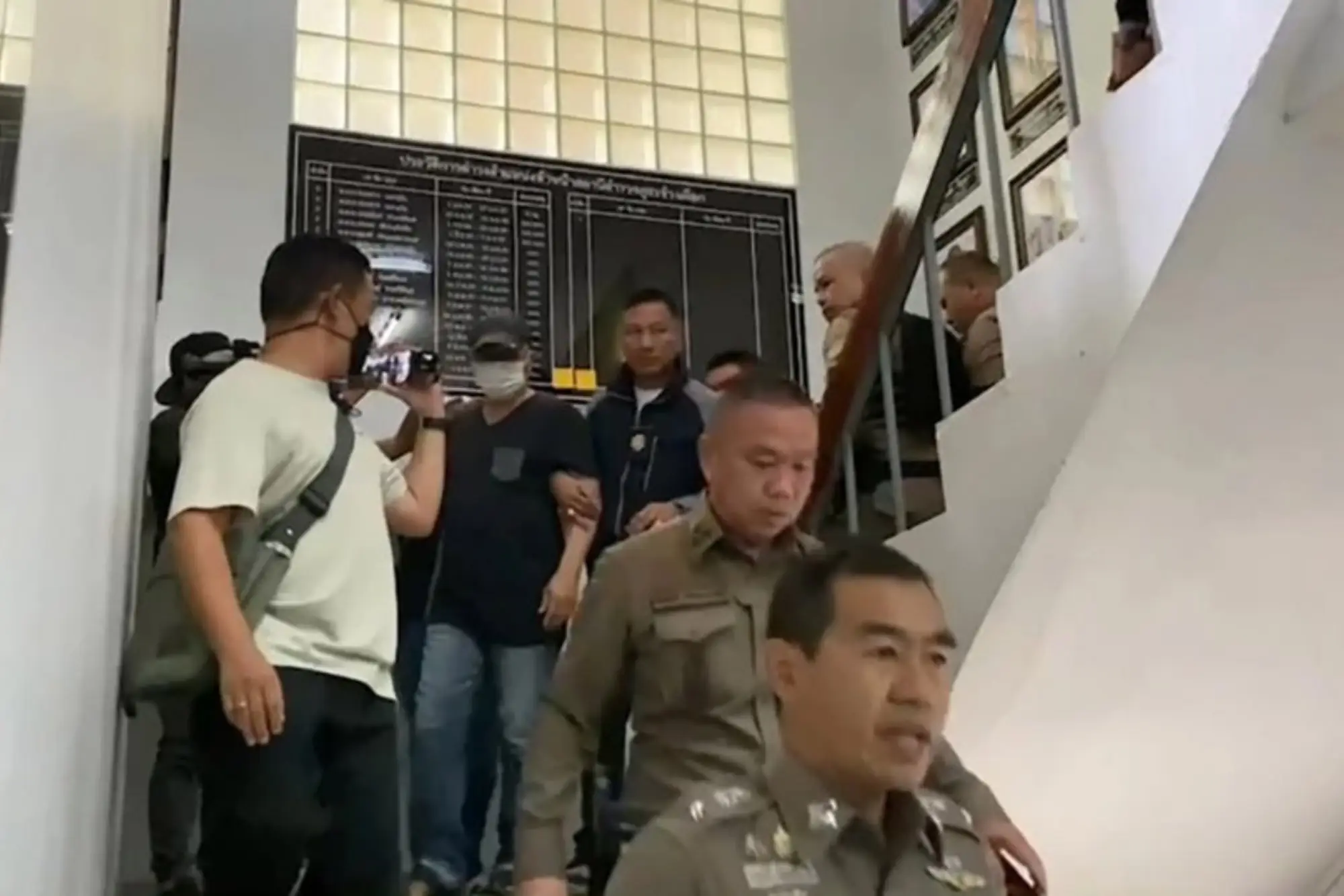 泰國警官涉嫌經營詐騙電話中心於佛寺剃度時遭逮，稱：中國人為主謀