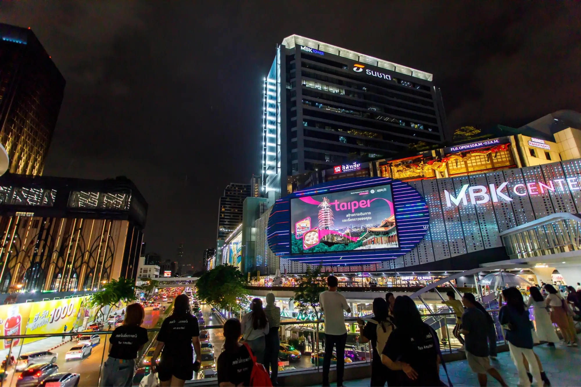 「夜間臺北」吸引泰國民眾駐足觀看。