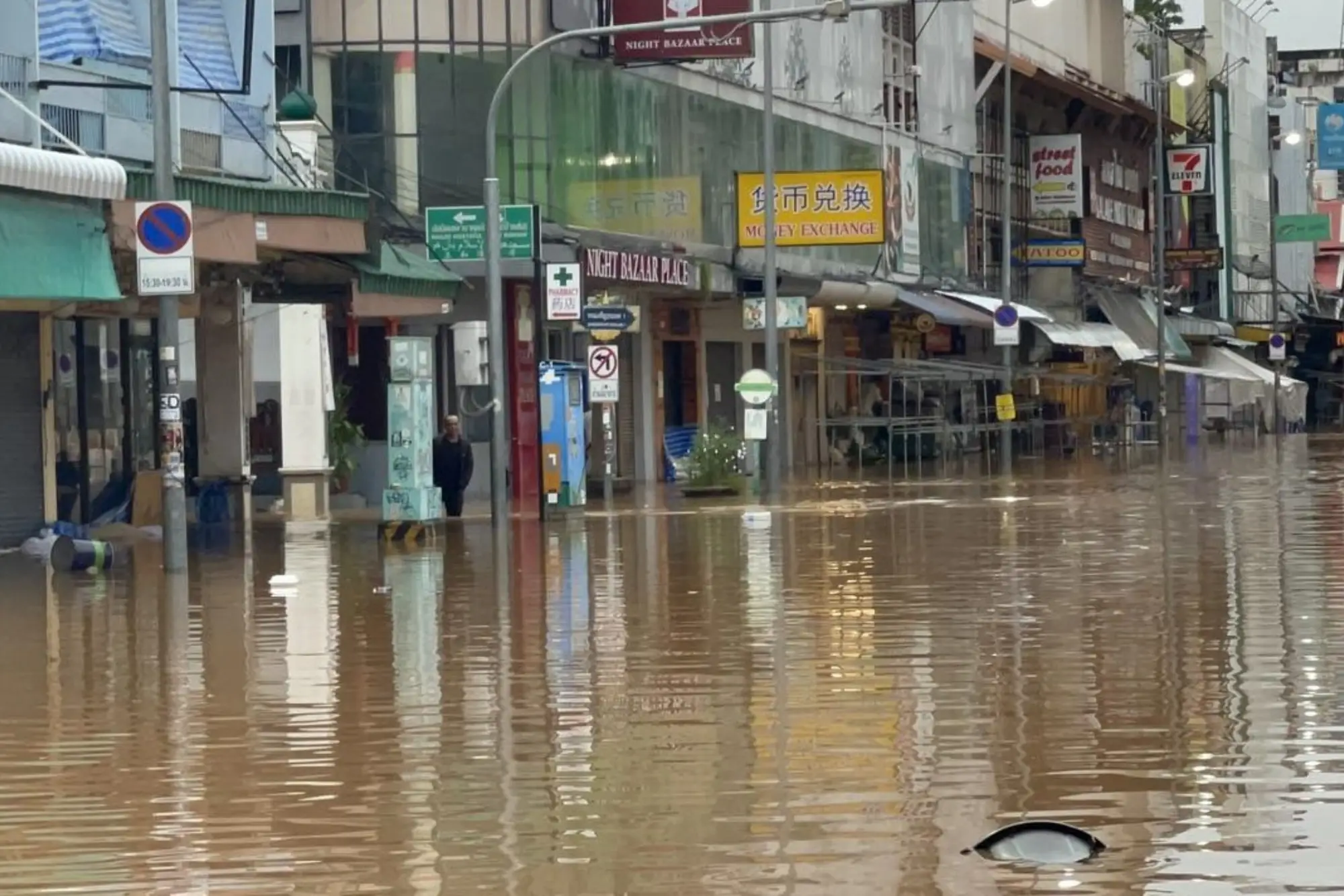 清邁淹水警報！平河潰堤淹沒市區 居民深夜緊急撤離（來源：X_Arbasdubble）