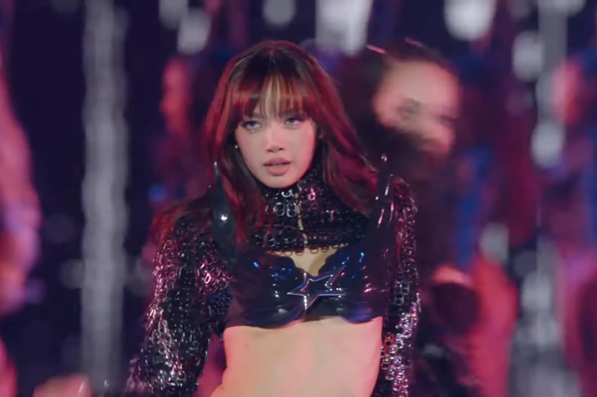 BLACKPINK Lisa惊艳维密秀 献唱霸气开场（来源：Victoria’s Secret TouTube）