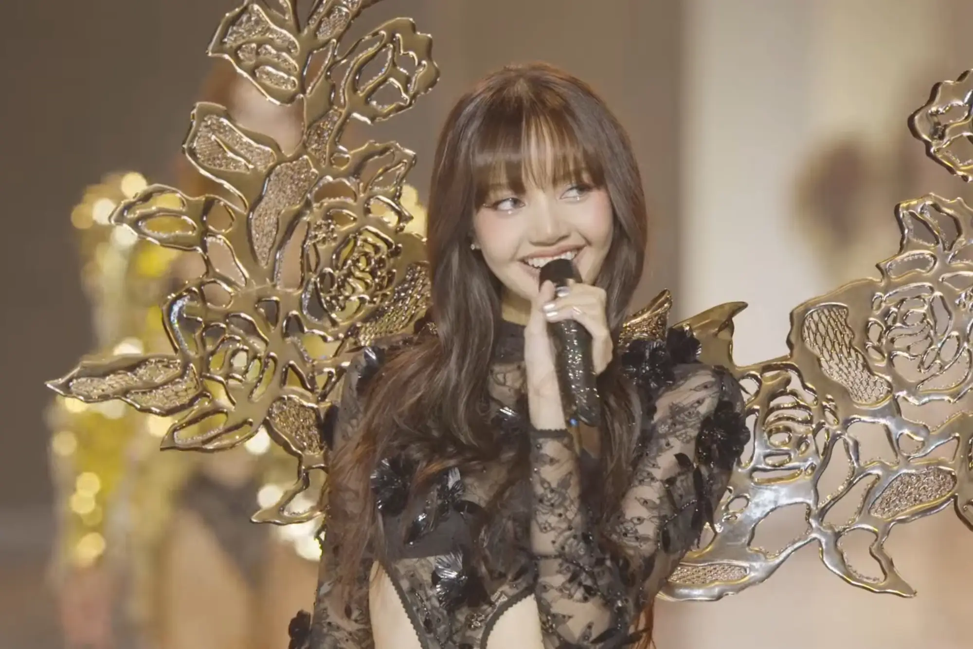 BLACKPINK Lisa惊艳维密秀 献唱霸气开场（来源：Victoria’s Secret TouTube）