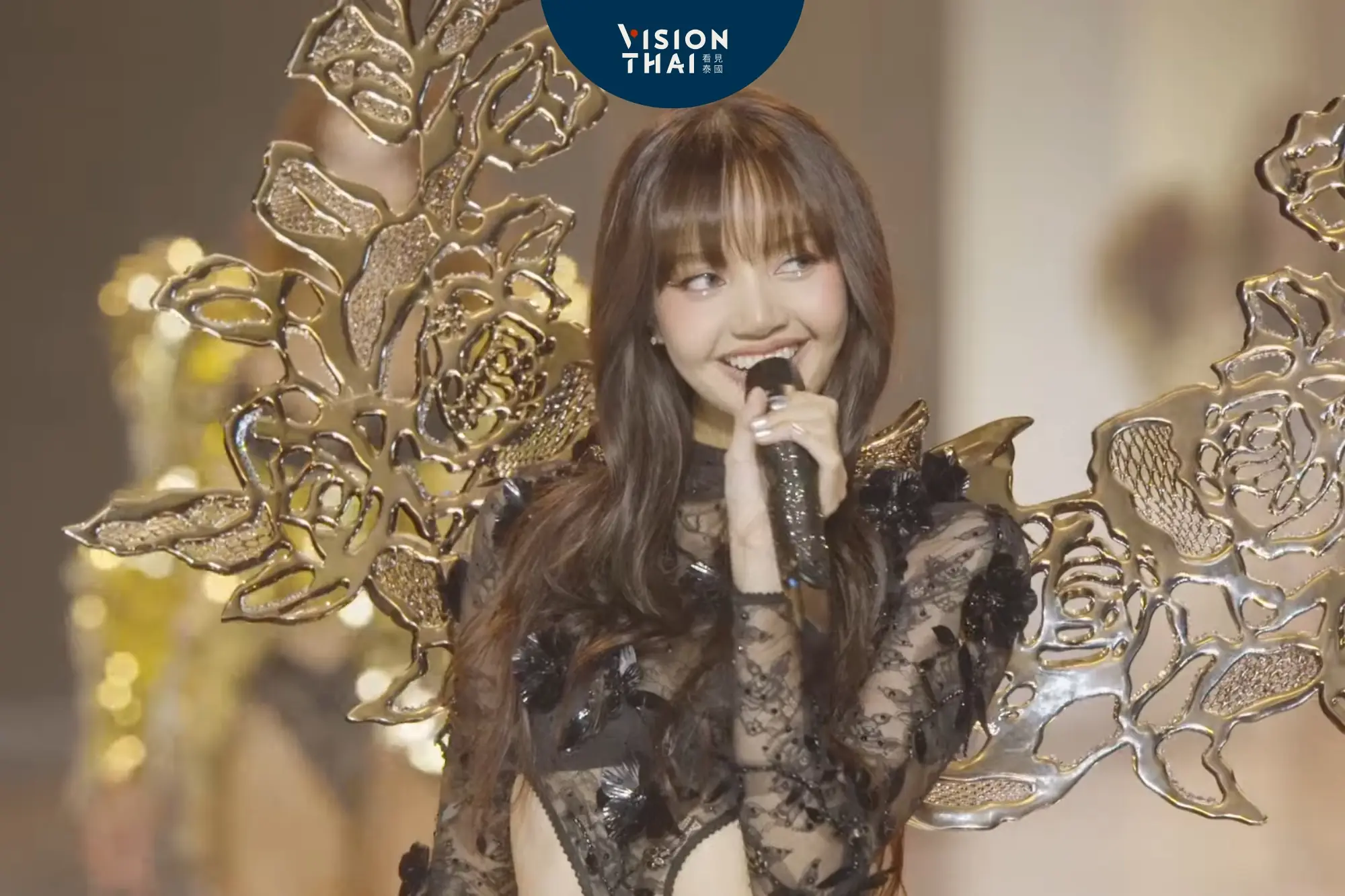 BLACKPINK Lisa驚艷維密秀 獻唱霸氣開場（來源：Victoria’s Secret TouTube）