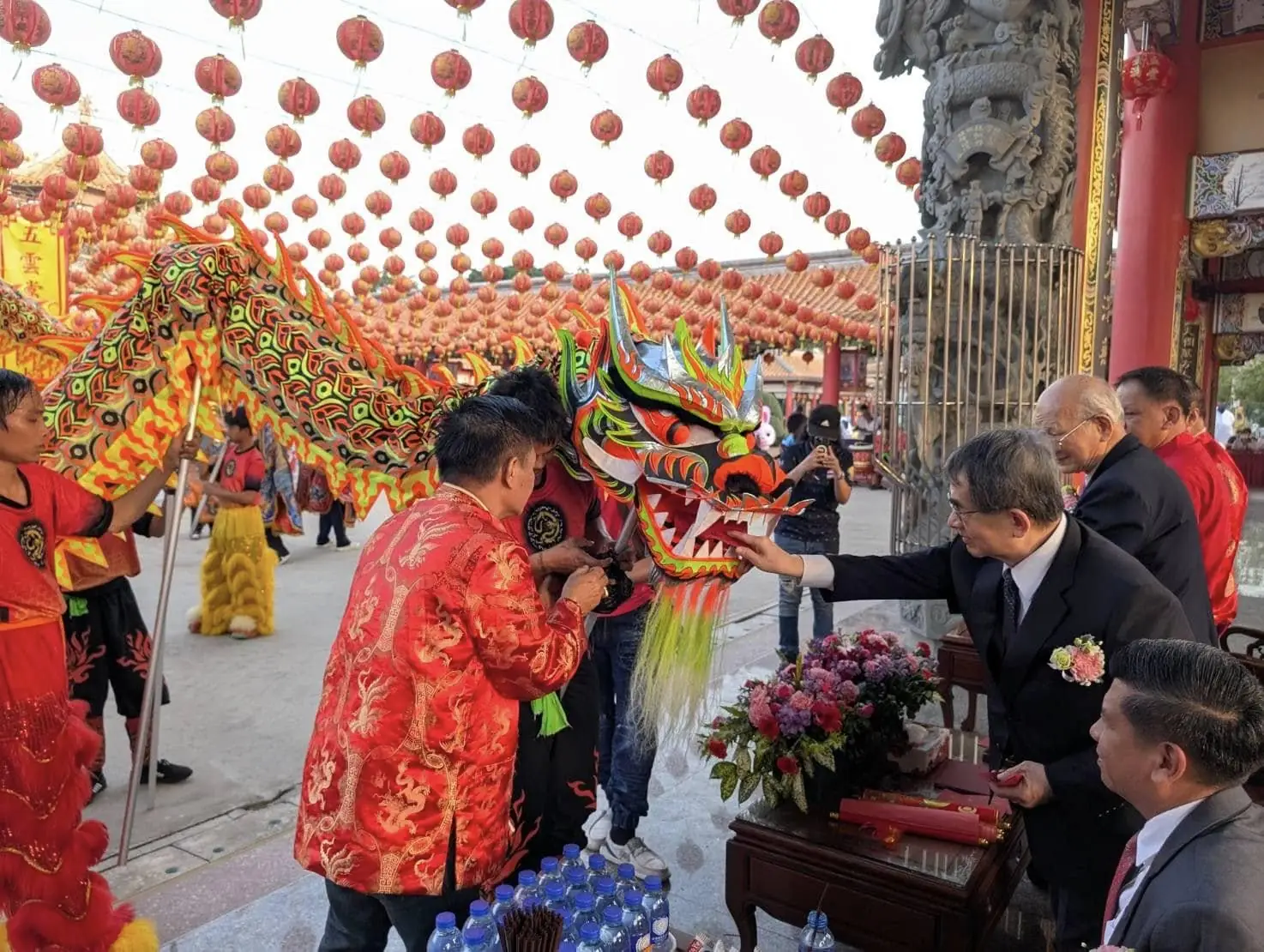 台灣元宵燈會在泰國！代天宮元宵燈會駐泰代表張俊福點亮主燈（圖片來源：台灣駐泰代表處）