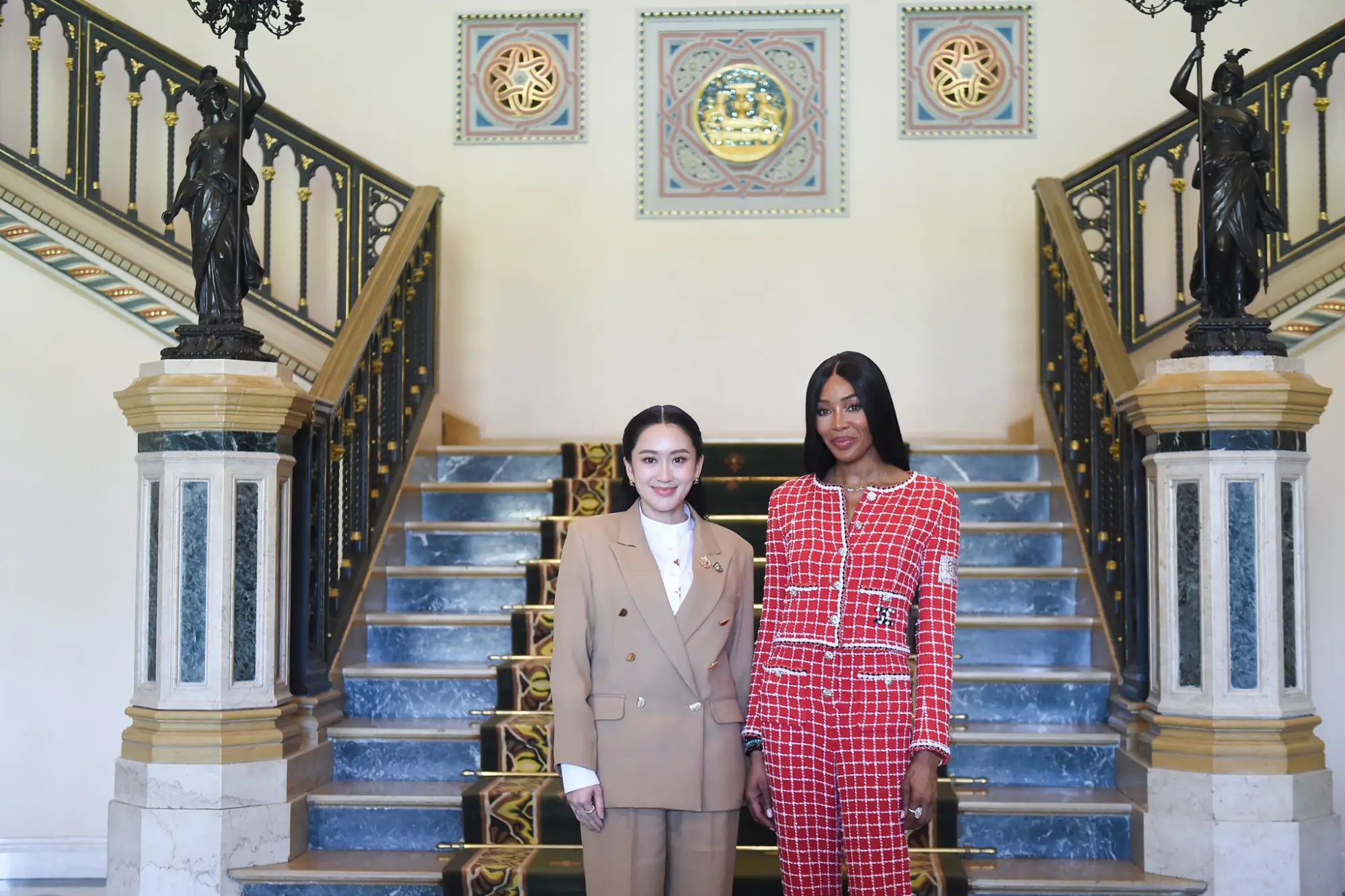 泰国时尚外交！总理携手超模娜奥蜜坎贝尔助攻软实力（来源：泰国政府）