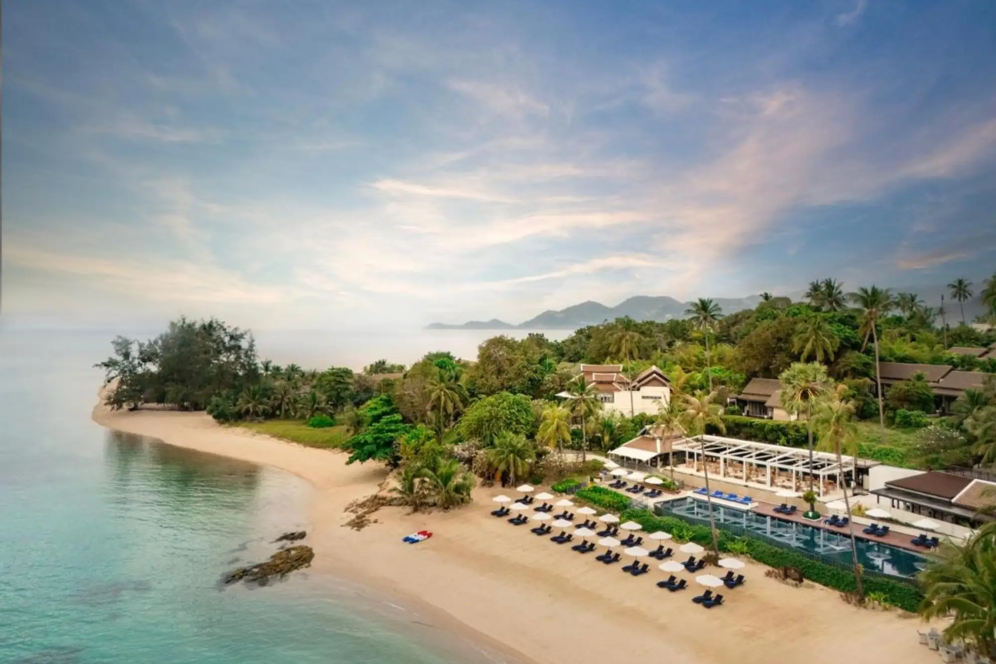 《白莲花度假村3》漂亮海景的露天酒吧是在「安纳塔拉拉瓦纳度假酒店」的树屋酒吧（来源：官方社群）