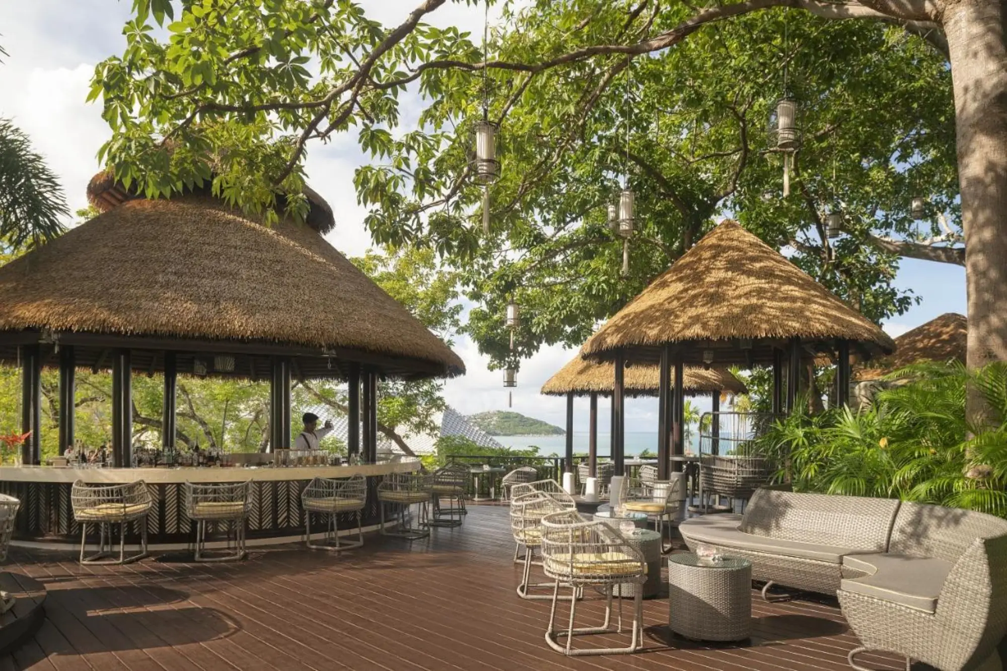 《白莲花度假村3》漂亮海景的露天酒吧是在「安纳塔拉拉瓦纳度假酒店」的树屋酒吧（来源：官方社群）