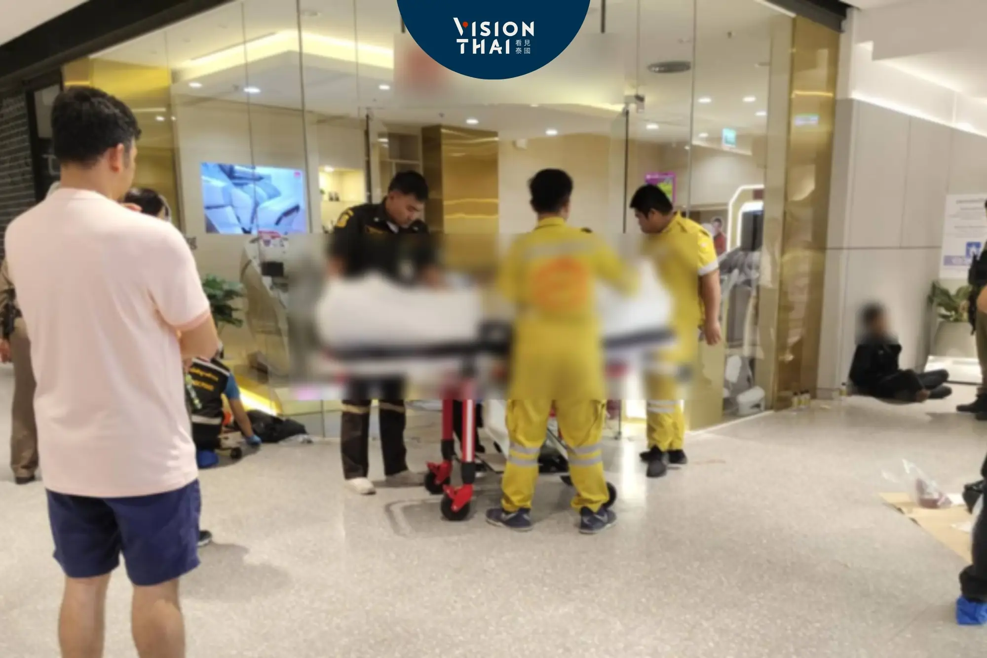知名曼谷購物中心血案！男員工當眾狂刺同事6刀致死（來源：AmarinTV）