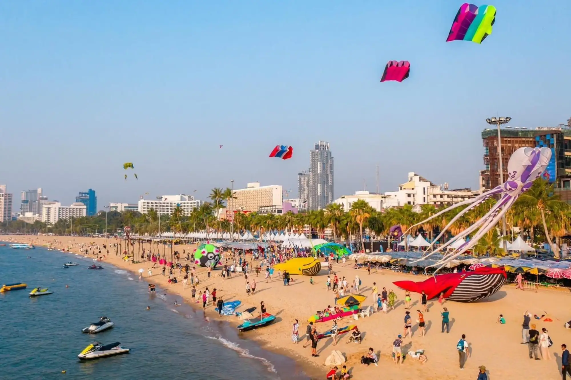 芭提雅国际风筝节登场！史努比首度空降泰国海滩（来源：pattaya news）