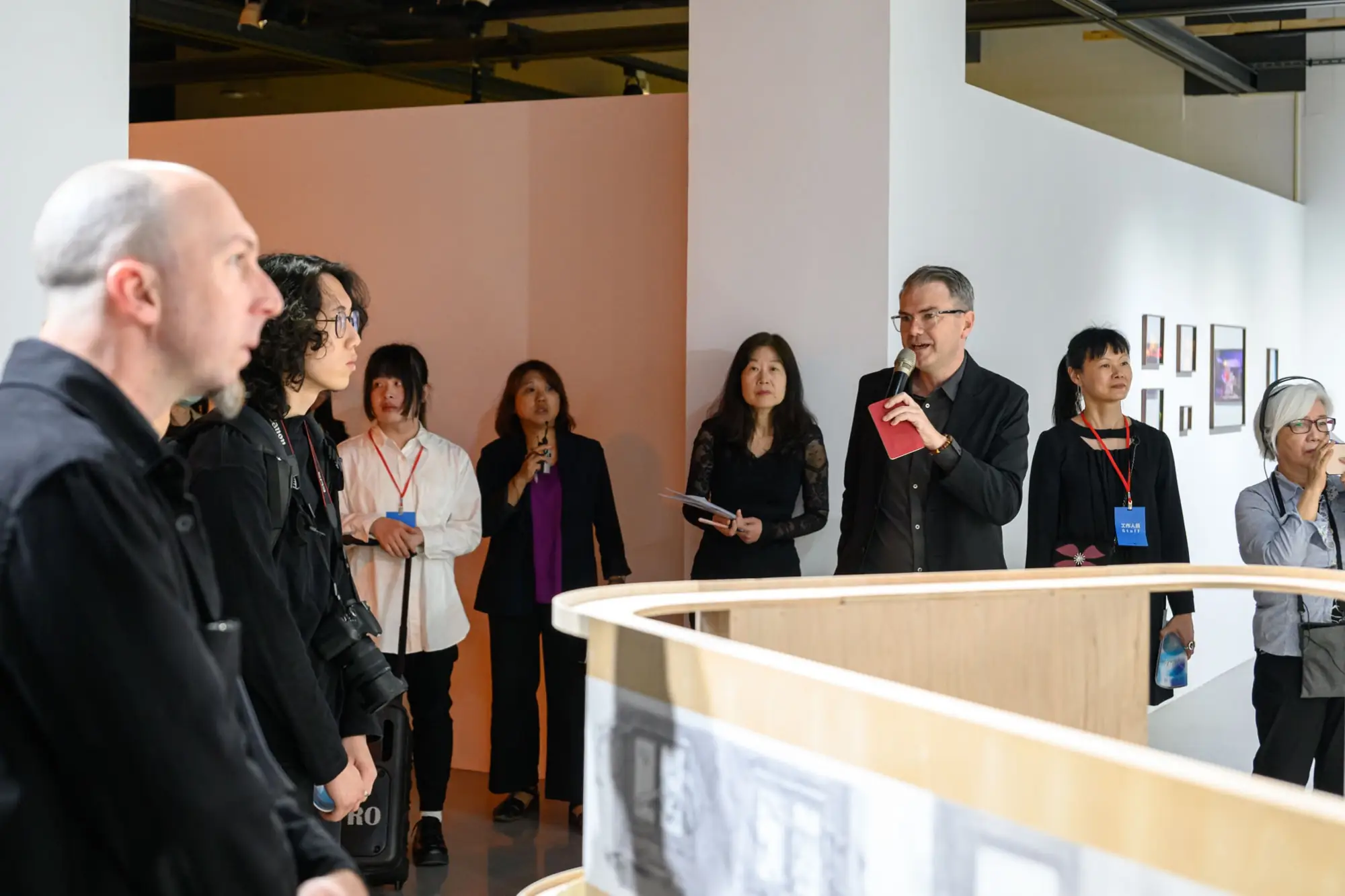 2025桃源國際藝術獎展覽開幕由國際評審團複審主席魯本‧基漢進行導覽。（攝影／ANPIS FOTO 王世邦，圖片提供 / 桃園市立美術館）