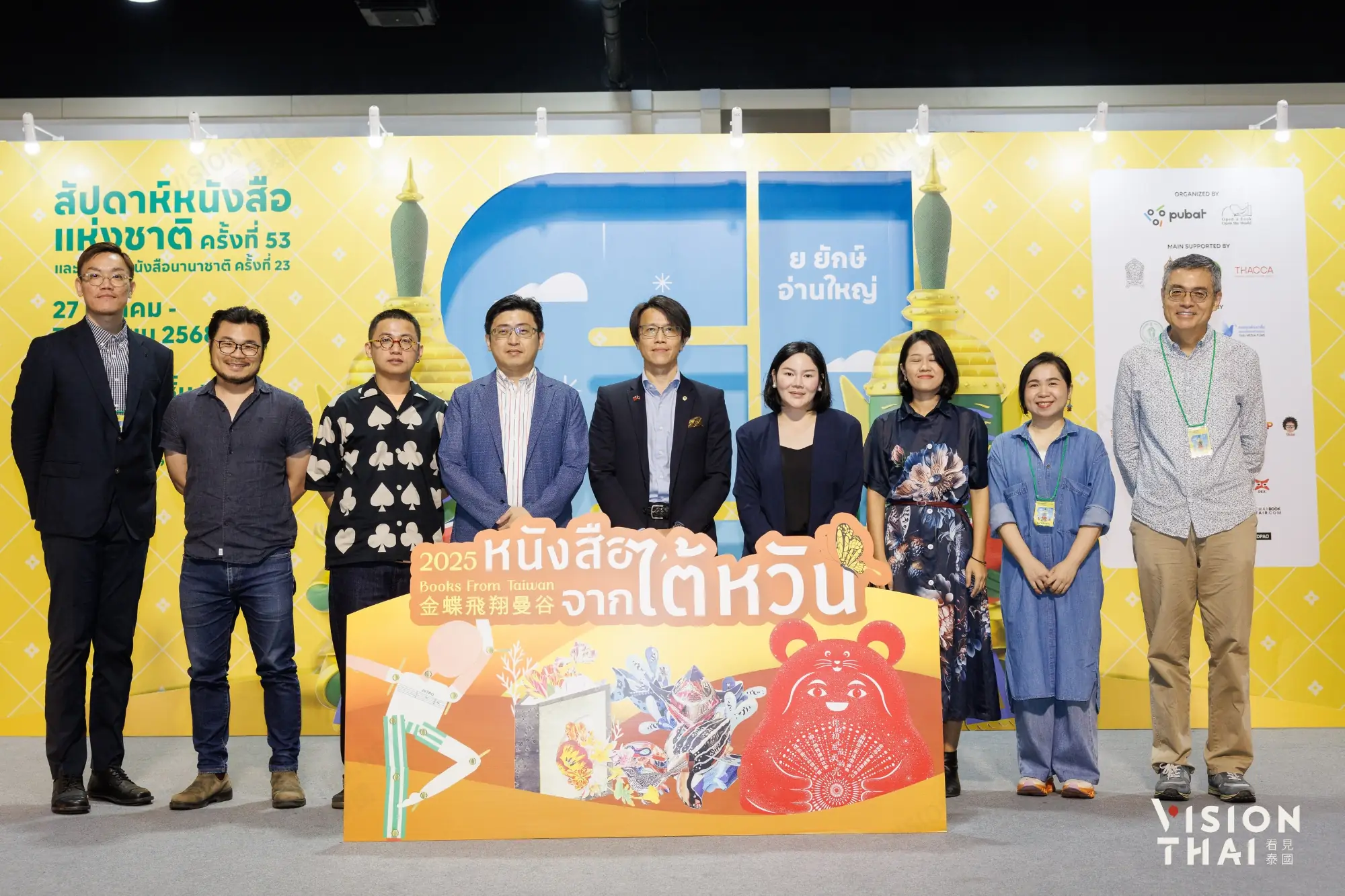 (左起)文策院黃俊華組長、臺灣創作者楊士毅、吳睿哲、文策院盧俊偉院長、駐泰國代表處董思齊公使、PUBAT副會長Duangporn Sutthisomboon、泰國創作者Kanokmas Matnaramyakit、Wannaprapa Tungkasmith、駐泰國代表處文化組桂業勤組長於座談開幕合影（來源：駐泰代表處文化組）
