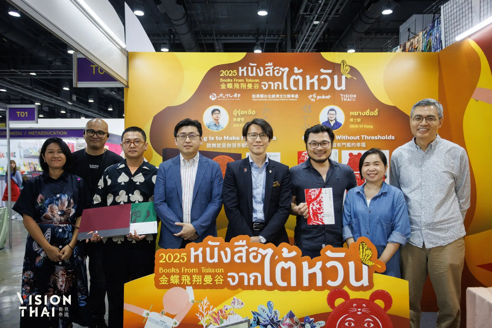 (左起)泰國創作者Kanokmas Matnaramyakit、Vision Thai 看見泰國創辦人李致德、臺灣創作者吳睿哲、駐泰代表處董思齊公使、臺灣創作者楊士毅、泰國創作者Wannaprapa Tungkasmith、駐泰代表處文化組桂業勤組長於展位合影。（來源：駐泰代表處文化組）