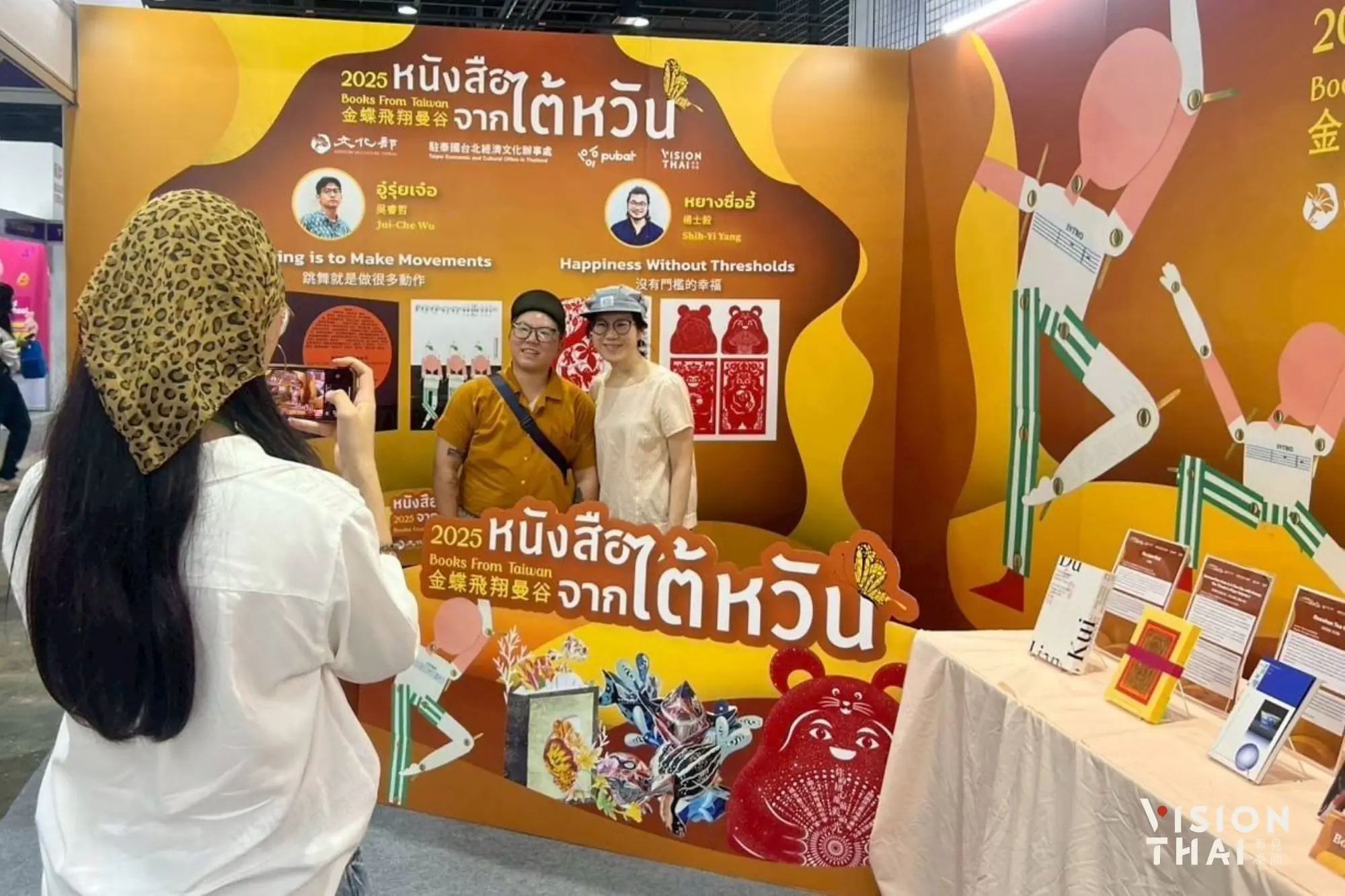 臺灣展位展出文化部推動外譯成果及金蝶獎得獎作品吸引讀者參觀（來源：駐泰代表處文化組）