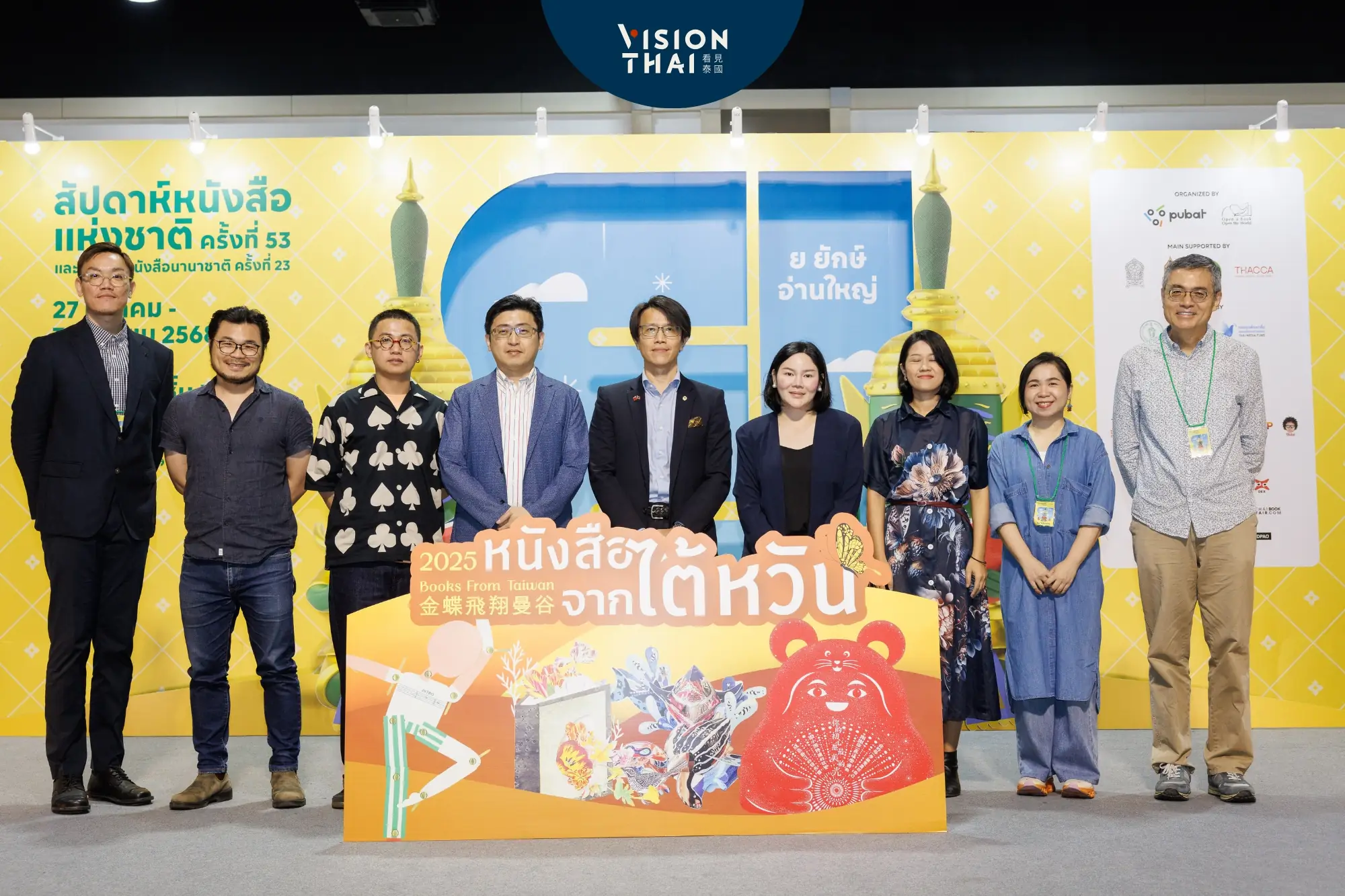 (左起)文策院黃俊華組長、臺灣創作者楊士毅、吳睿哲、文策院盧俊偉院長、駐泰國代表處董思齊公使、PUBAT副會長Duangporn Sutthisomboon、泰國創作者Kanokmas Matnaramyakit、Wannaprapa Tungkasmith、駐泰國代表處文化組桂業勤組長於座談開幕合影（來源：駐泰代表處文化組）