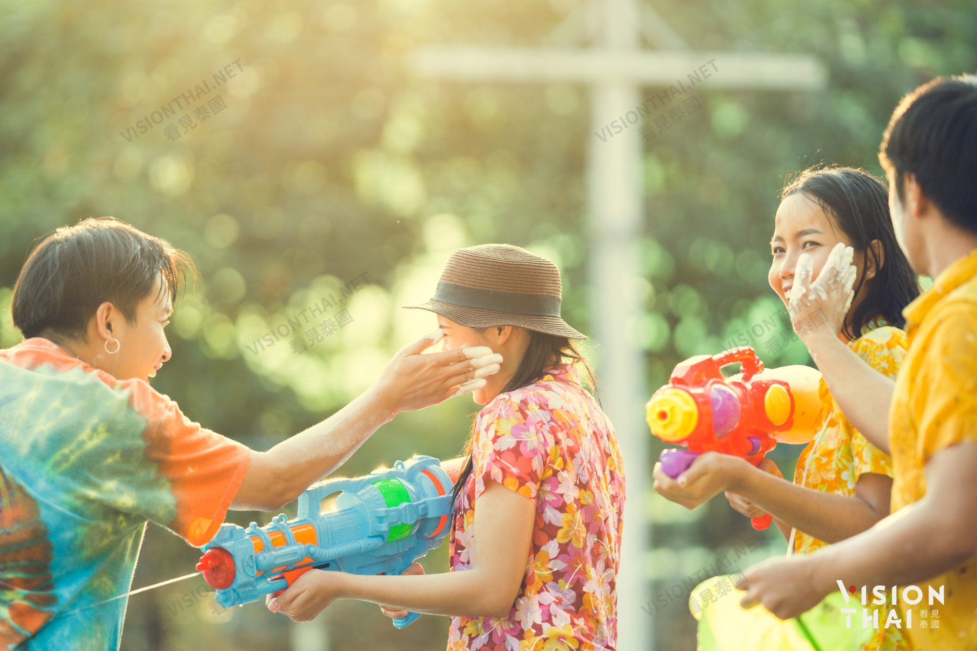 泰国泼水节传统习俗之一：抹白粉（来源：看见泰国 Vision Thai）