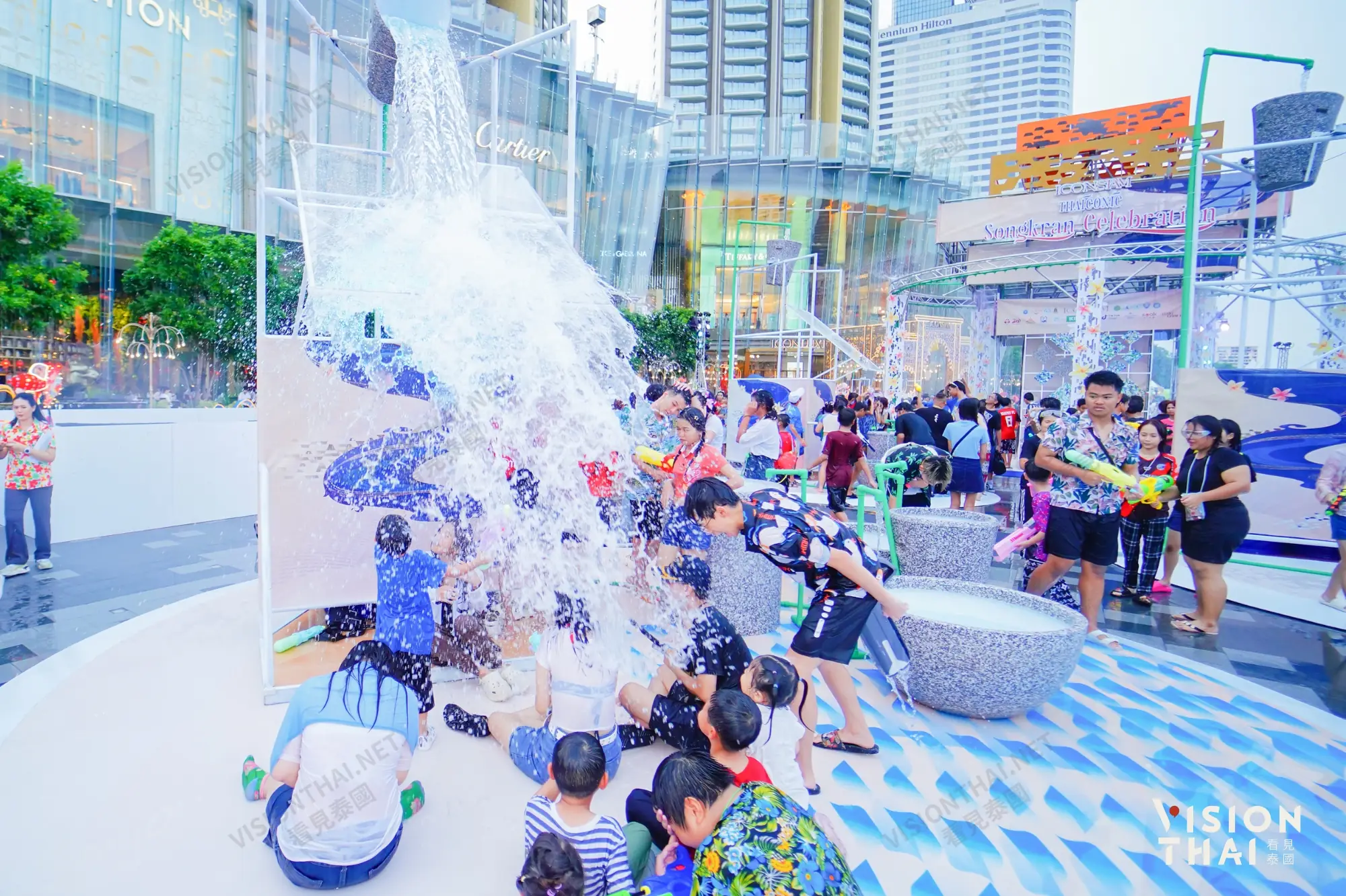 曼谷人气购物中心暹罗天地ICONSIAM的河滨公园也是人气的打水仗场域（来源：看见泰国 Vision Thai）