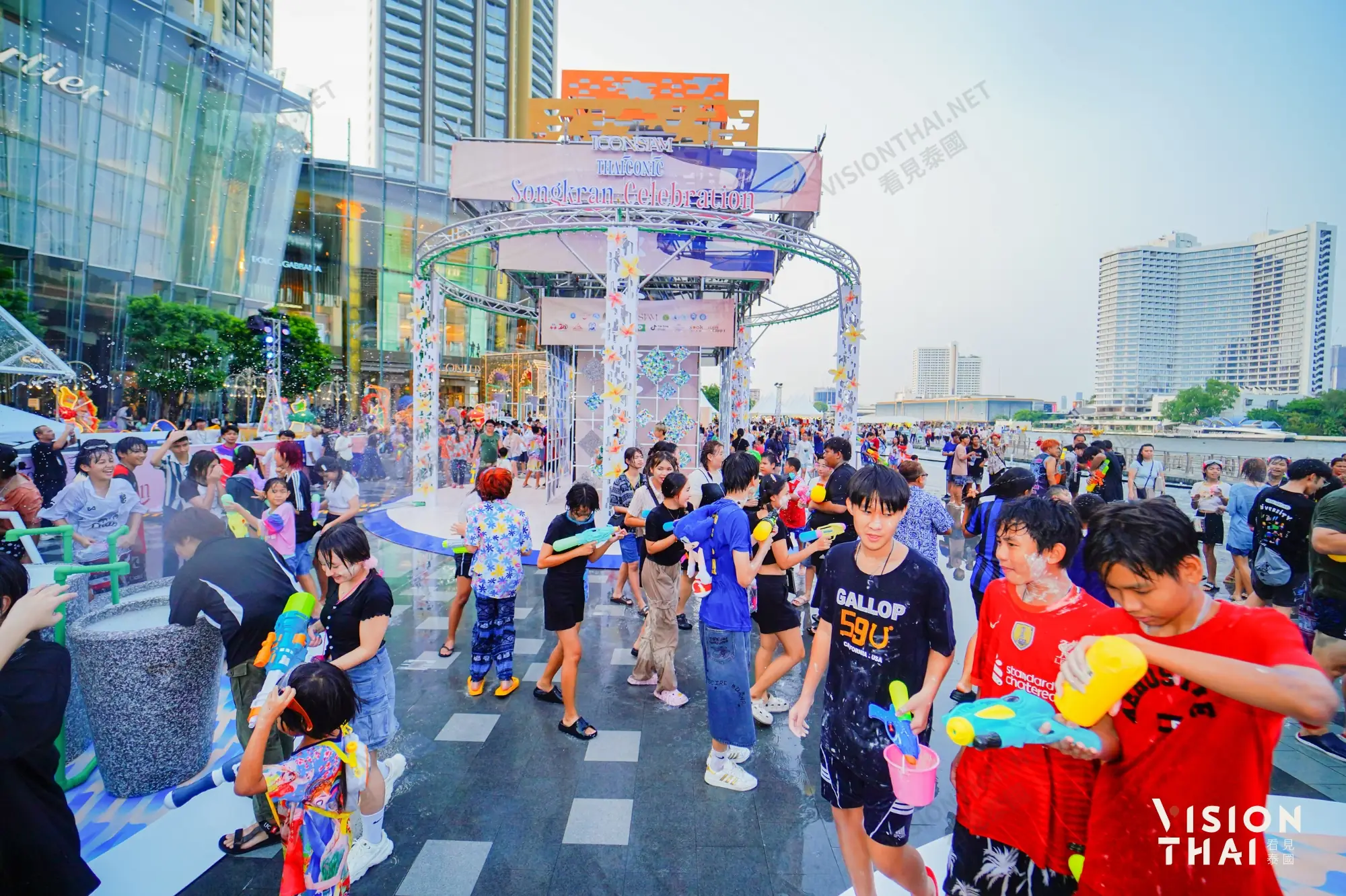 曼谷人气购物中心暹罗天地ICONSIAM的河滨公园也是人气的打水仗场域（来源：看见泰国 Vision Thai）