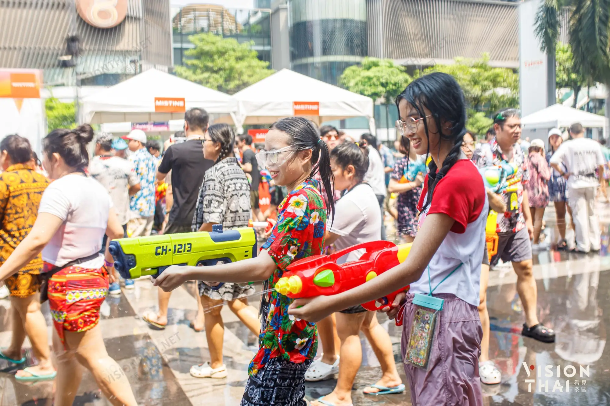centralWorld潑水節期間都會舉辦盛大的戶外水戰,設有大型的戲水區、滑水道等。(來源:看見泰國 Vision Thai)