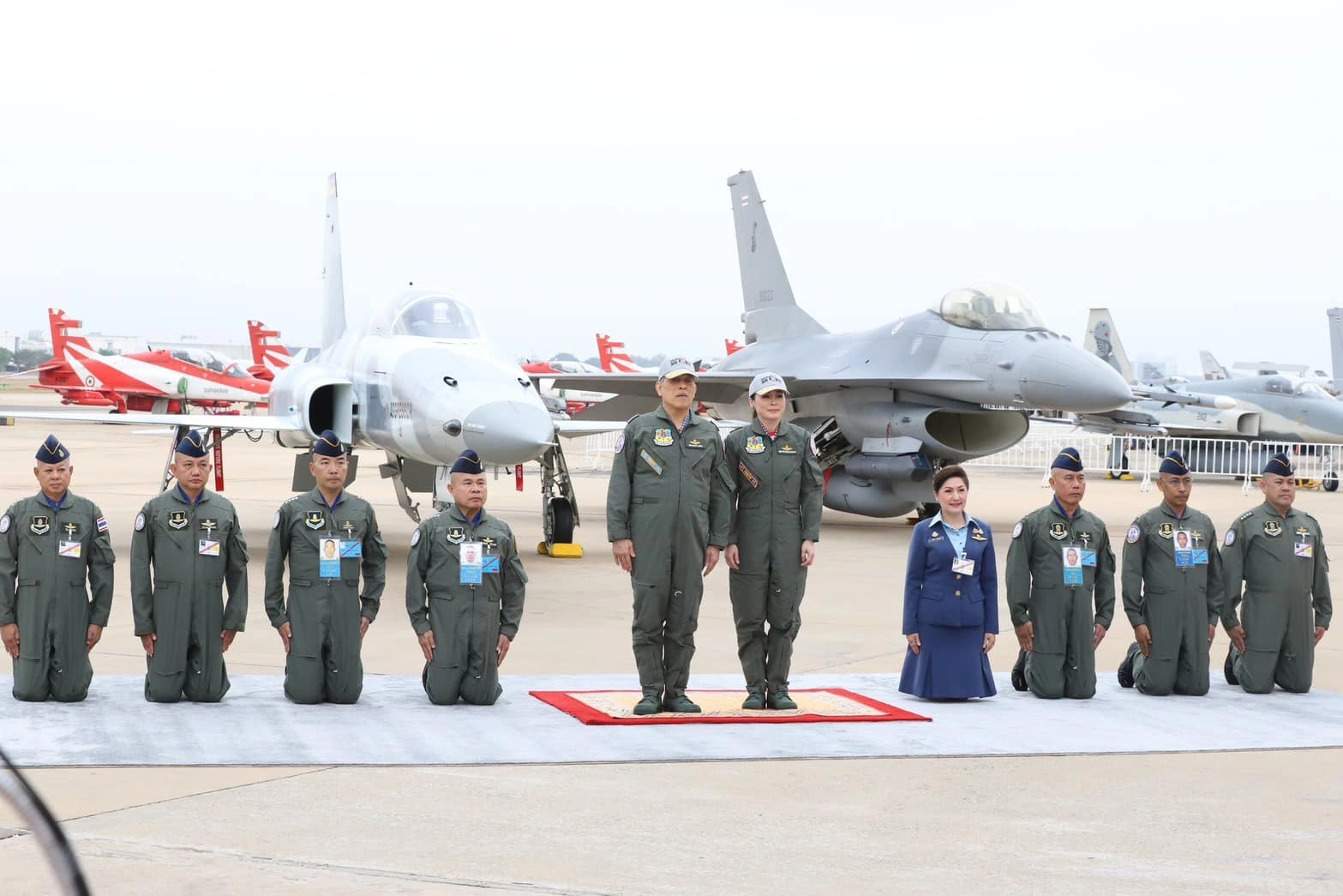 泰國國王與王后著軍服親臨活動（圖片來源：泰國空軍臉書）