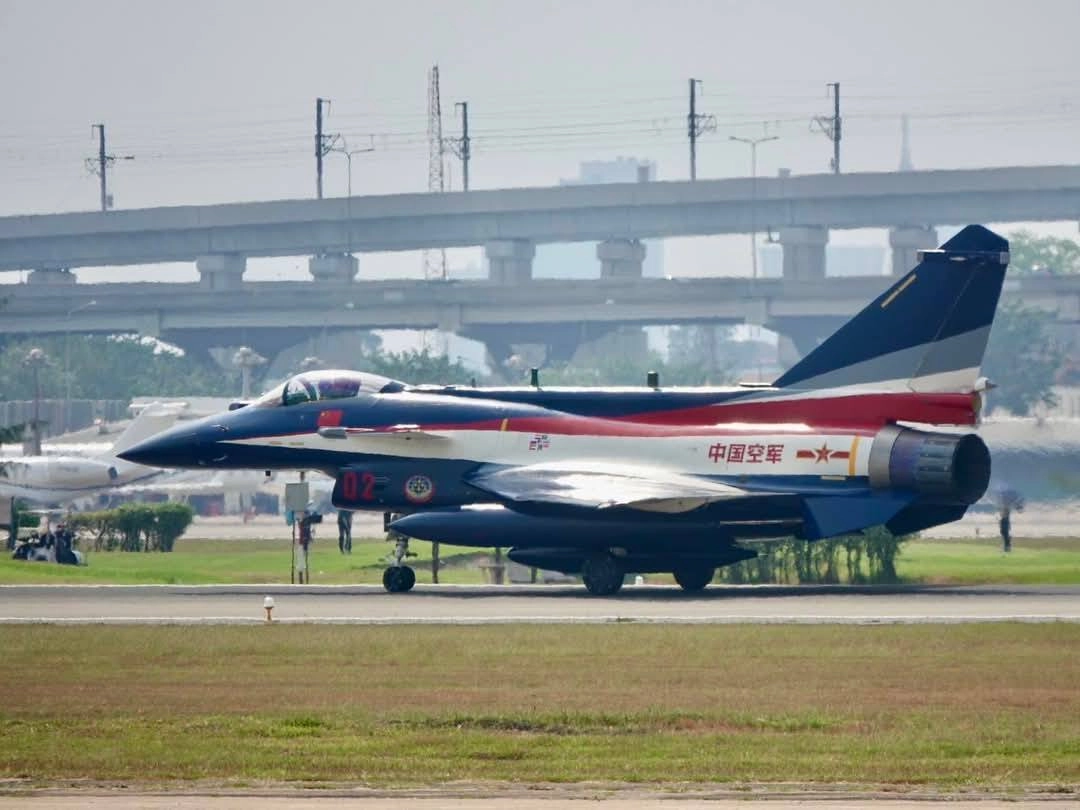 中國空軍殲-10C於泰國曼谷廊曼機場滑行（圖片來源：泰國空軍臉書）