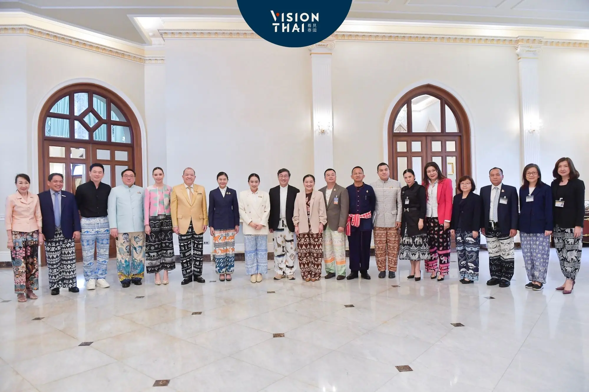 泰國潑水節總理出奇招！內閣穿大象褲配西裝合影（來源：Paetongtarn Shinawatra FB）