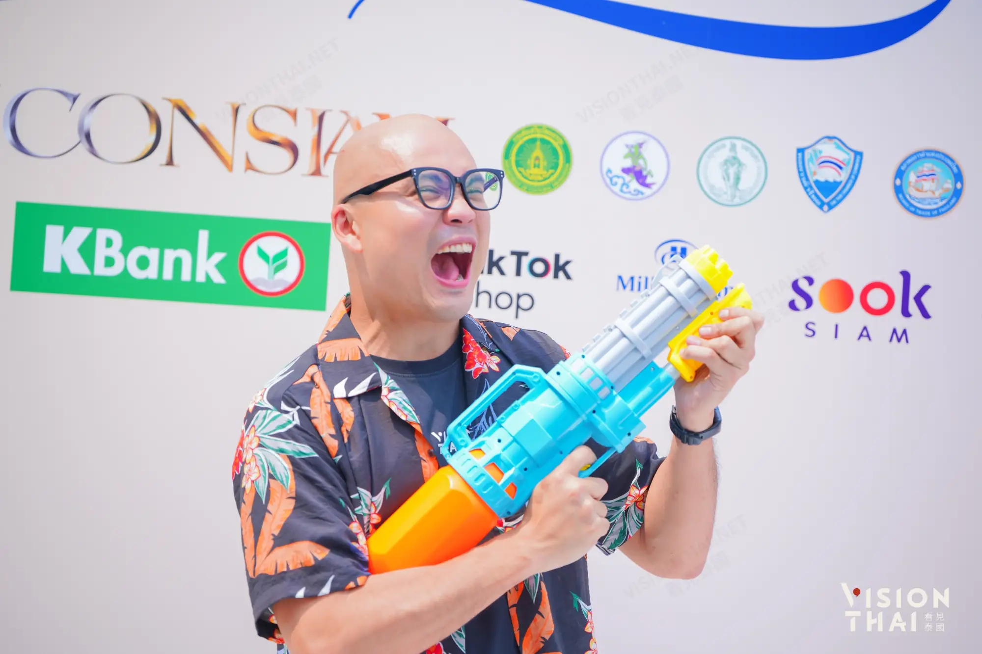 潑水節街上會有許多人穿著花襯衫或大象褲，這其實已經成為不成文的節日服裝！（來源：看見泰國 Vision Thai）