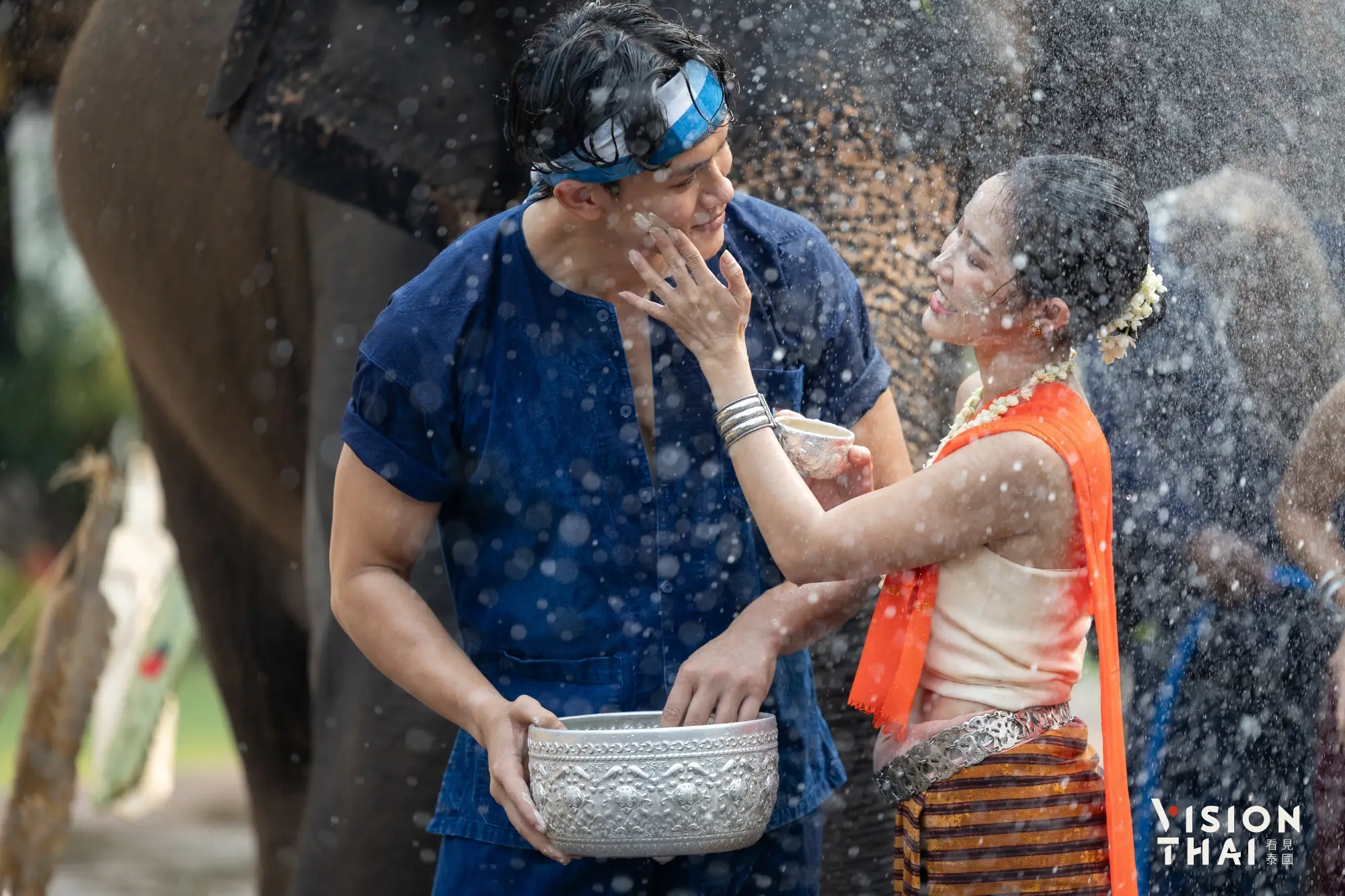 泰國人會互相在臉上抹上白粉，象徵祝福彼此幸福健康。（來源：看見泰國 Vision Thai）