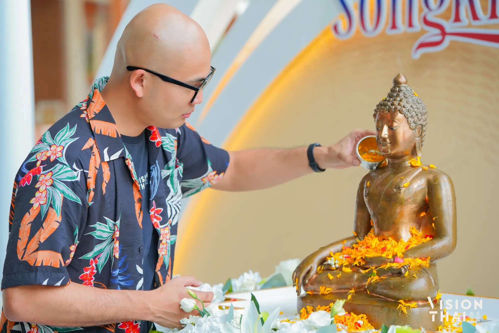 芳香淨水浴佛，象徵洗去過去一年的不順，迎接嶄新開始。（來源：看見泰國 Vision Thai）