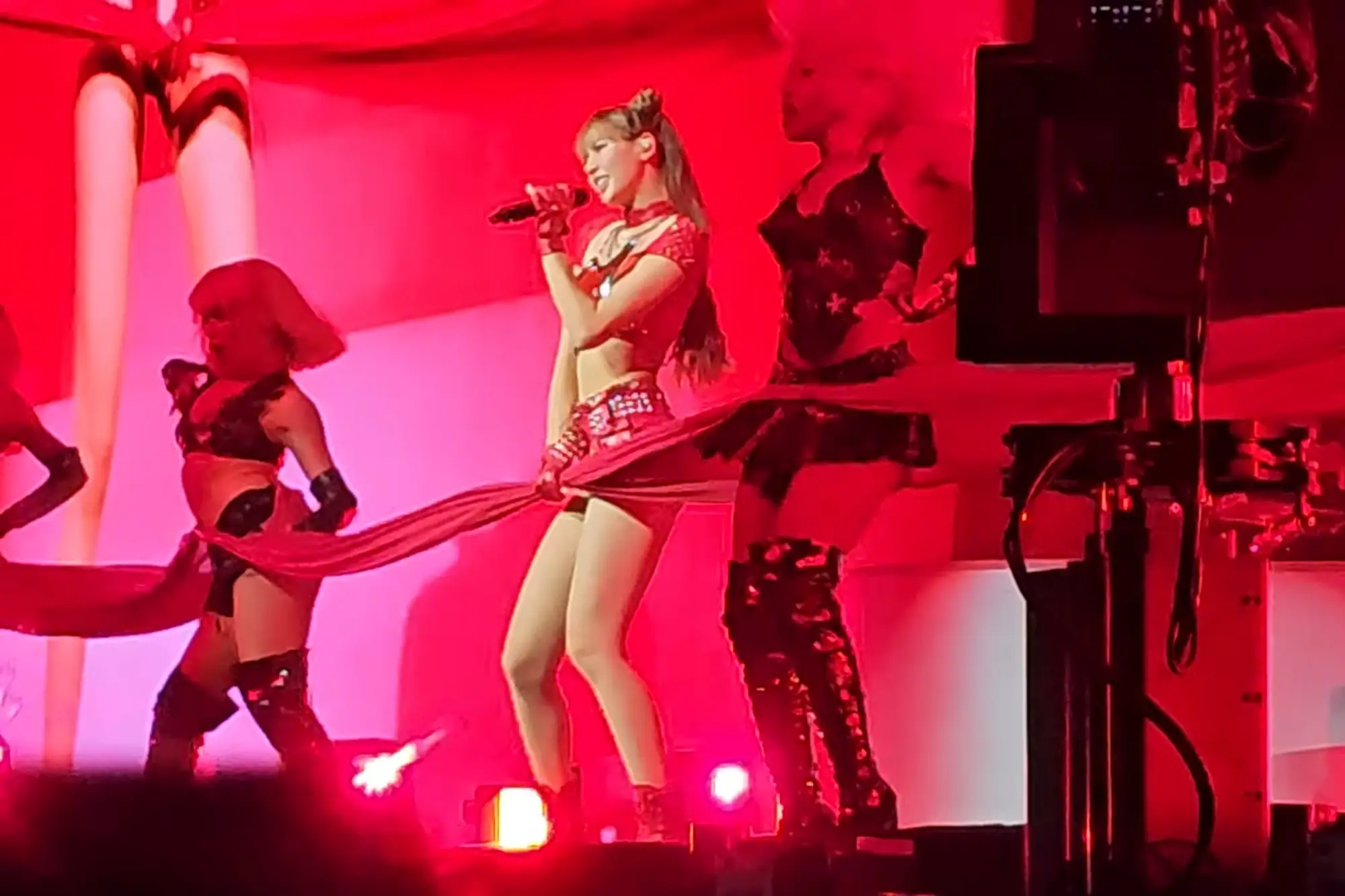 泰国之星Lisa Coachella表演惊艳：《白莲花》主演征服全球最大音乐节（来源：YouTube影片）