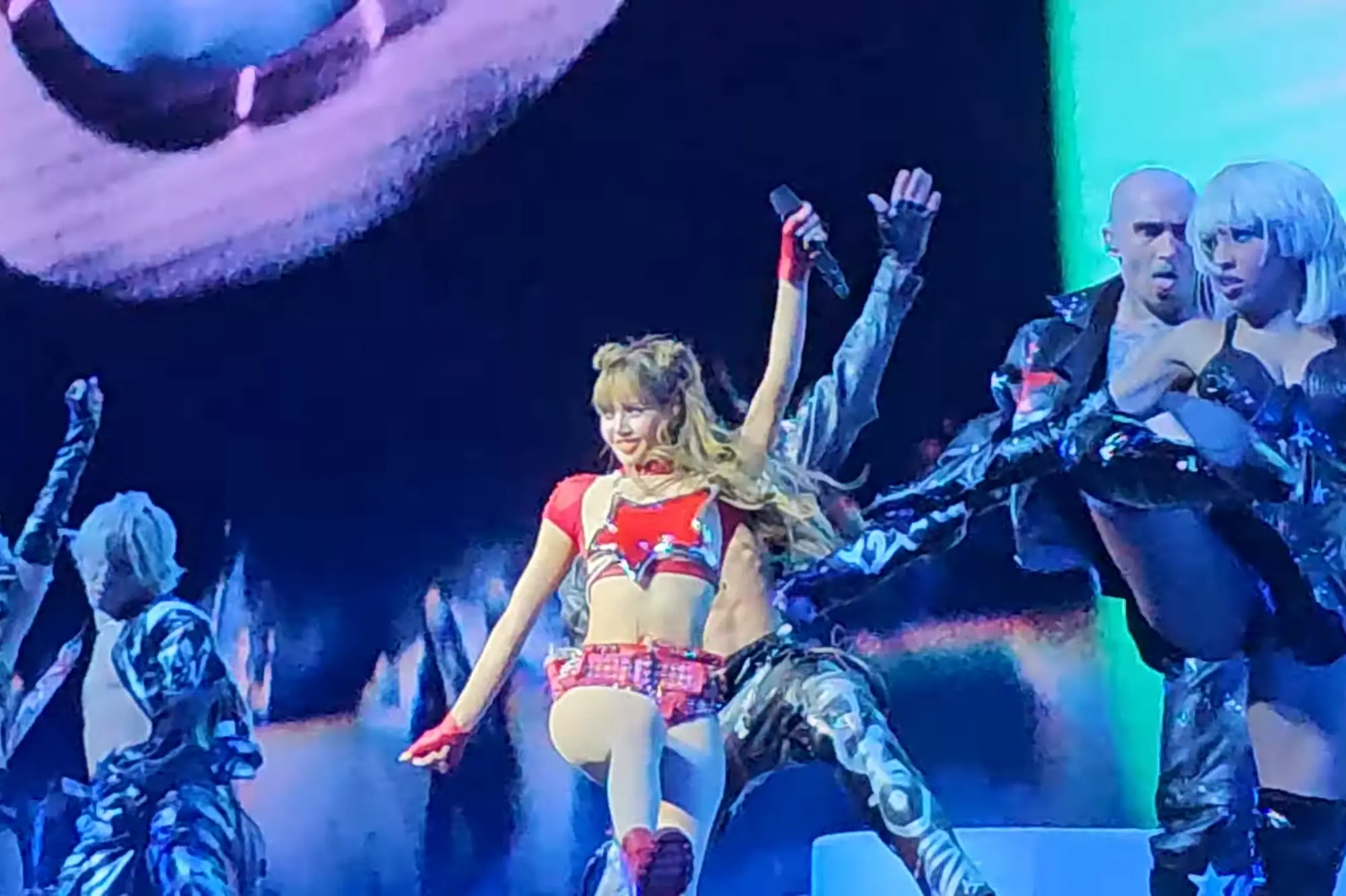 泰国之星Lisa Coachella表演惊艳：《白莲花》主演征服全球最大音乐节（来源：YouTube影片）