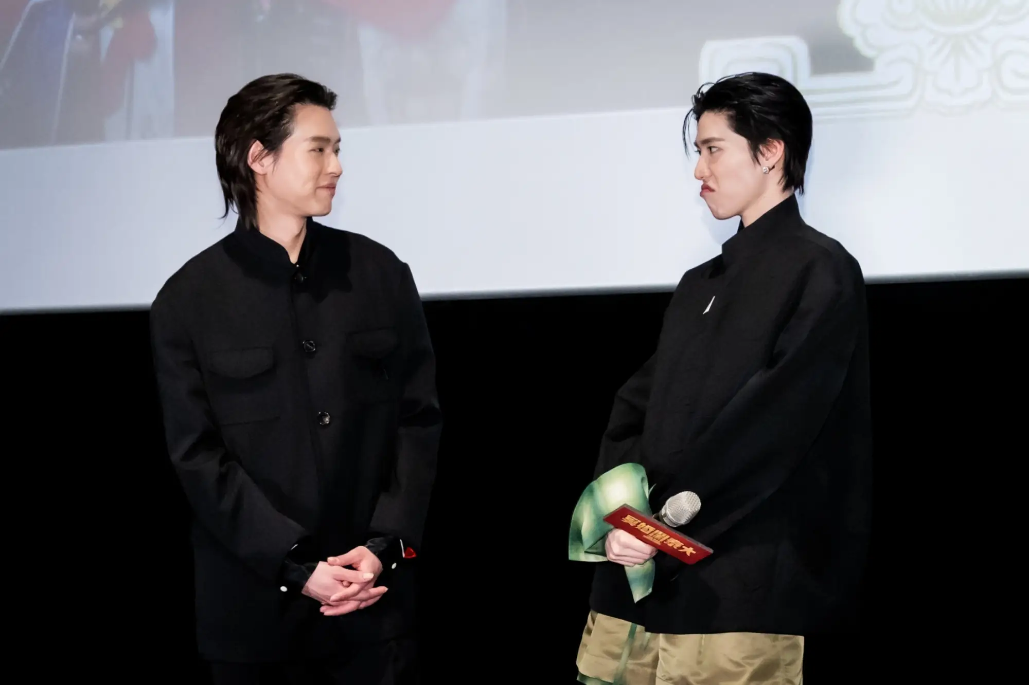 PP Krit重現海報上「迪迪」的不屑招牌表情，Billkin看得津津有味。（來源：金盞花大影業提供）