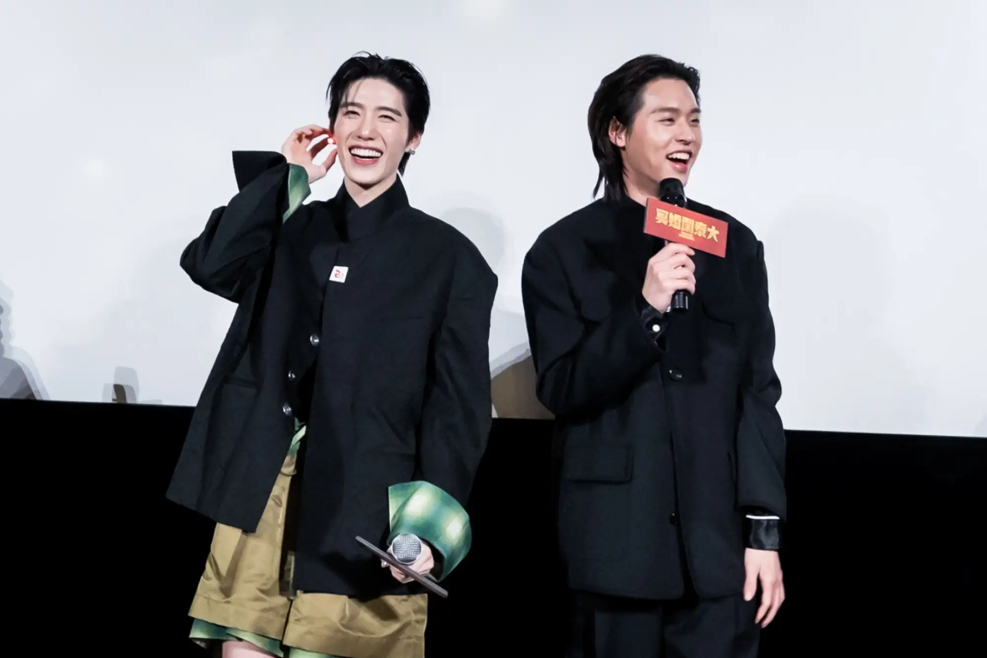 泰星PP Krit用心準備了發光紅耳環(左)，象徵票房紅紅火火。（來源：金盞花大影業提供）