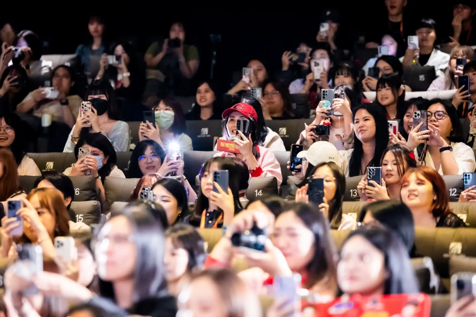 《冥婚鬧泰大》放映見面會，有鐵粉穿著片中粉紅色戲服前來。（來源：金盞花大影業提供）