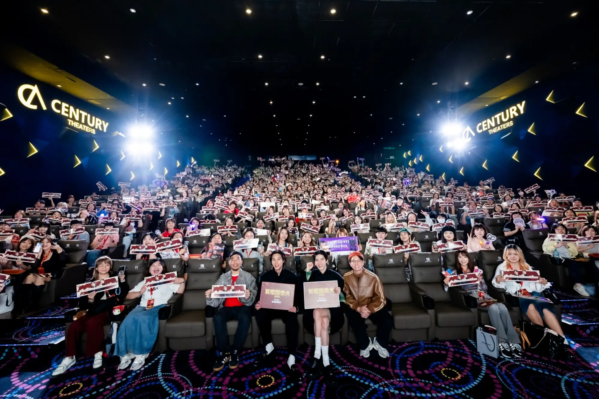 《冥婚鬧泰大》主創前往戲院和影迷相見，第一排中左起導演查揚諾布普拉寇、Billkin、PP Krit、監製班莊比辛達拿剛。（來源：金盞花大影業提供）