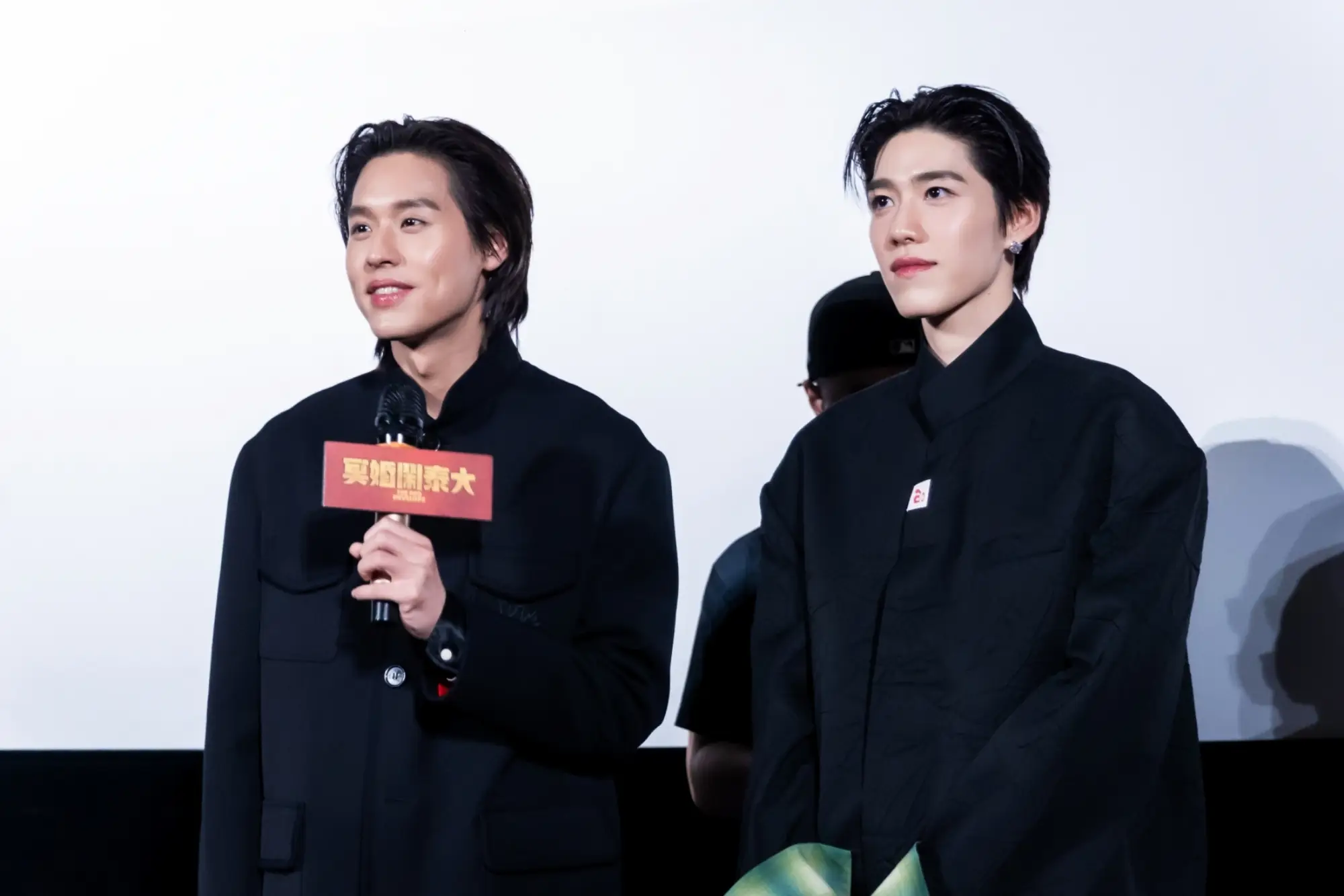 《冥婚鬧泰大》人氣泰星Billkin(左)與PP Krit前進戲院會粉。（來源：金盞花大影業提供）