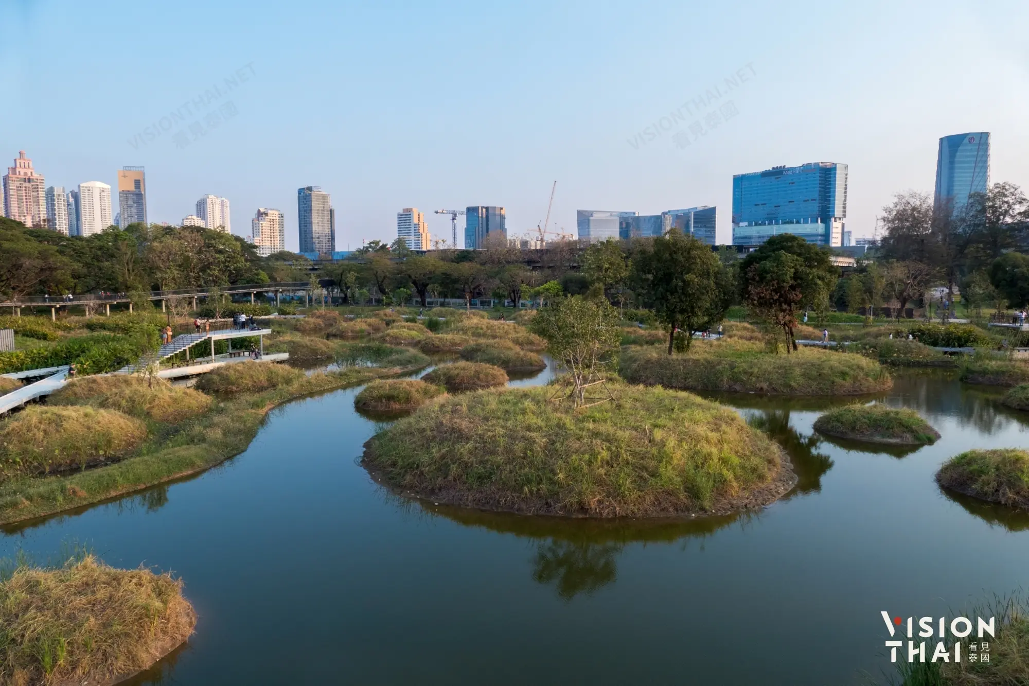 Benjakitti Forest Park為佔地廣闊的綠意森林公園，原為香煙工廠舊址。（來源：看見泰國 Vision Thai）