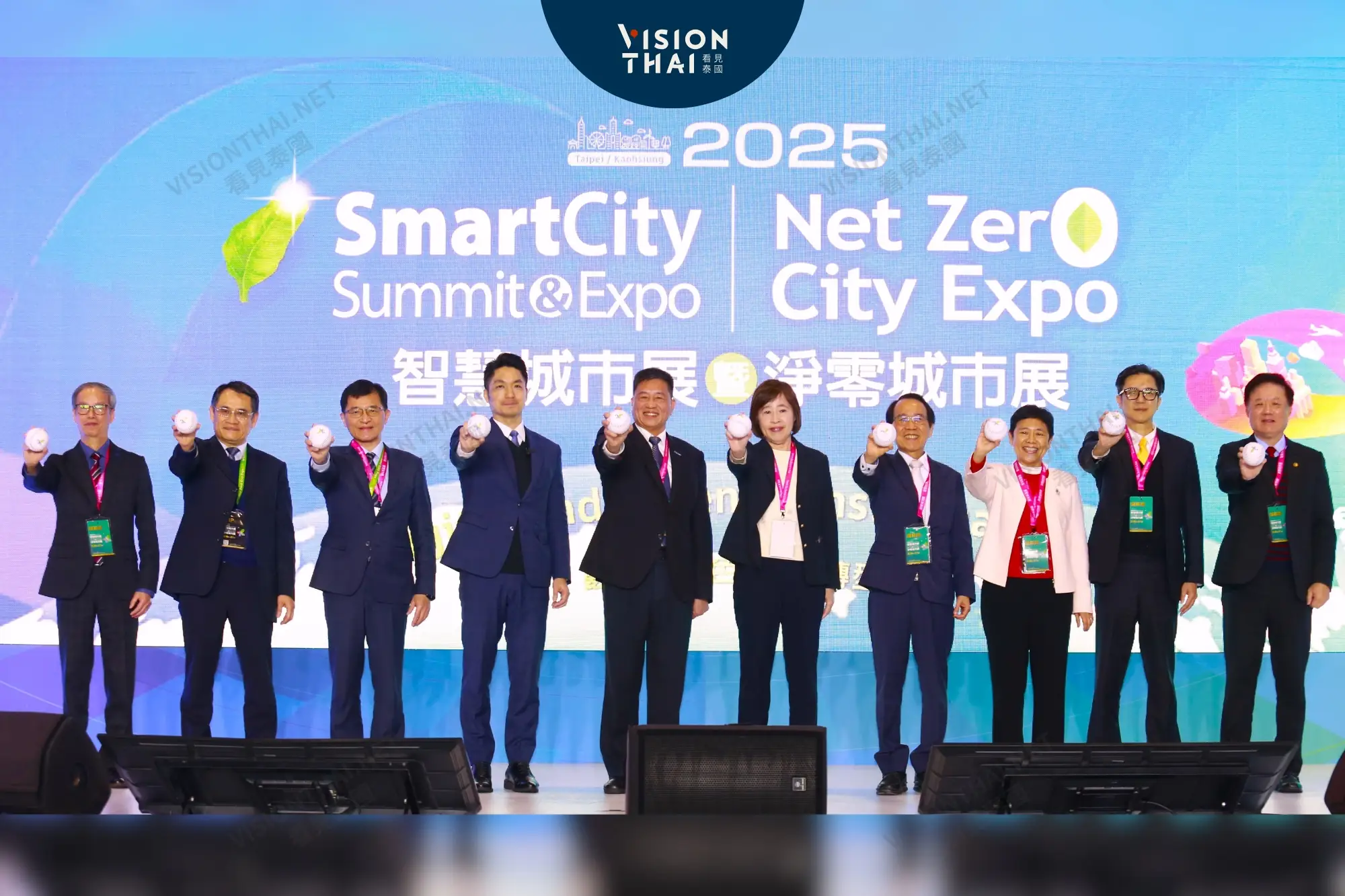 2025智慧城市展暨淨零城市展開幕典禮大合照，左起數位發展部數位產業署林俊秀署長、國家科學及技術委員會林法正副主委、經濟部何晉滄政務次長、臺北市政府蔣萬安市長、台北市電腦公會彭双浪理事長、國家發展委員會高仙桂副主委、高雄市政府林欽榮副市長、環境部施文真政務次長、金融監督管理委員會陳彥良副主委、台灣智慧城市產業聯盟簡志誠會長。