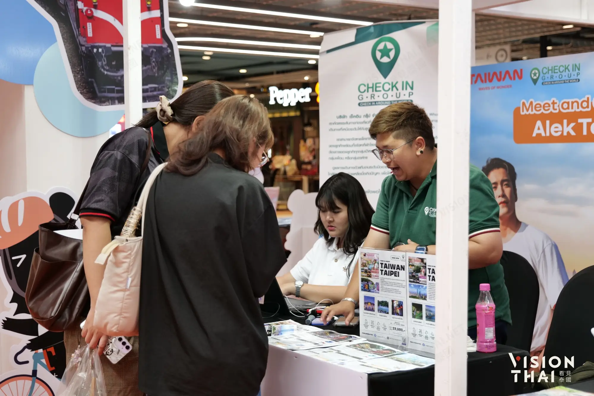 活動期間購買「臺灣旅遊+Alek見面會」行程，即可獲得旅行收納袋、便攜折疊餐具組等實用禮品。